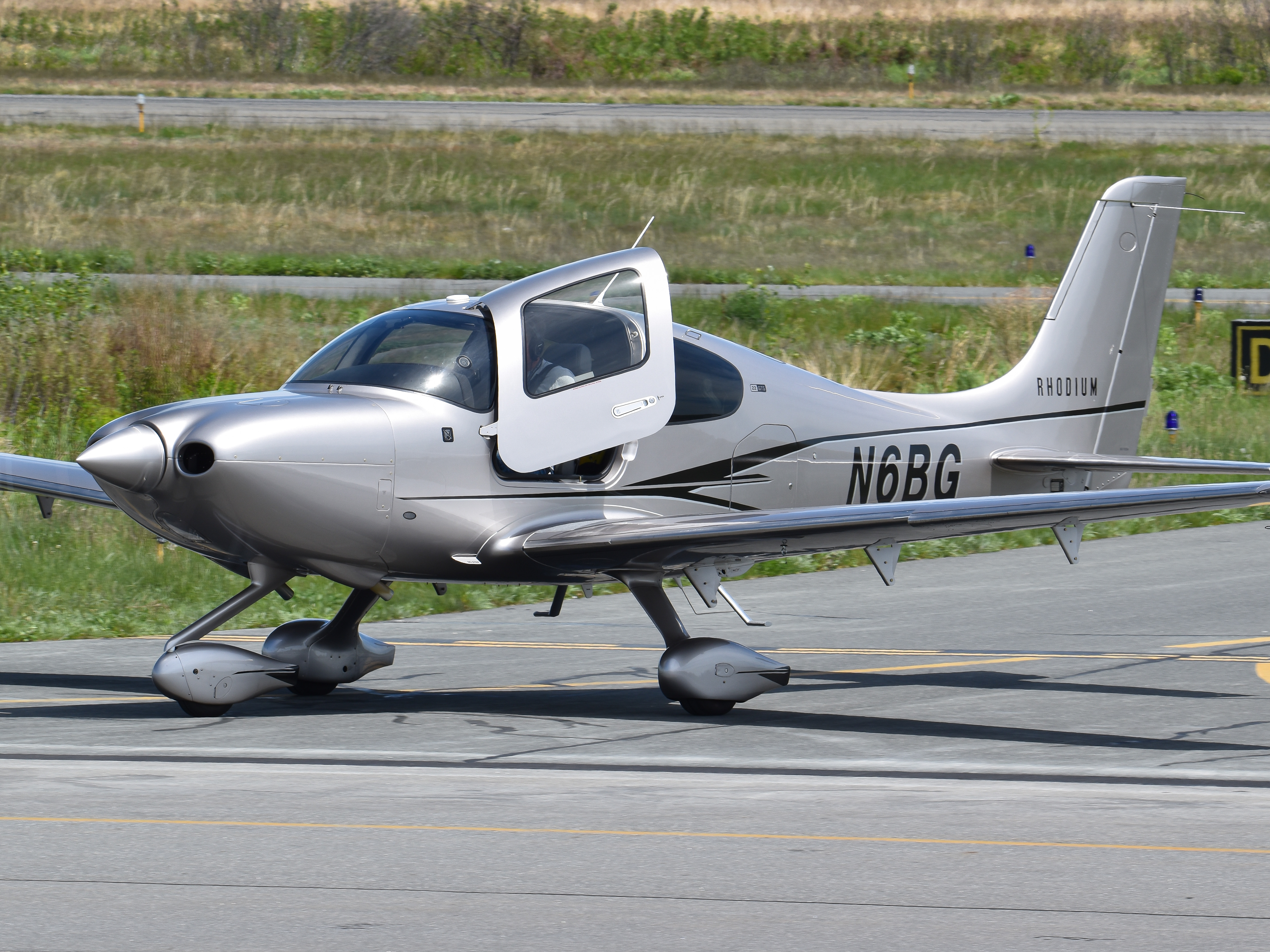 Full size: PRIVATE Cirrus SR-22 N6BG at Norwood Memorial Airport