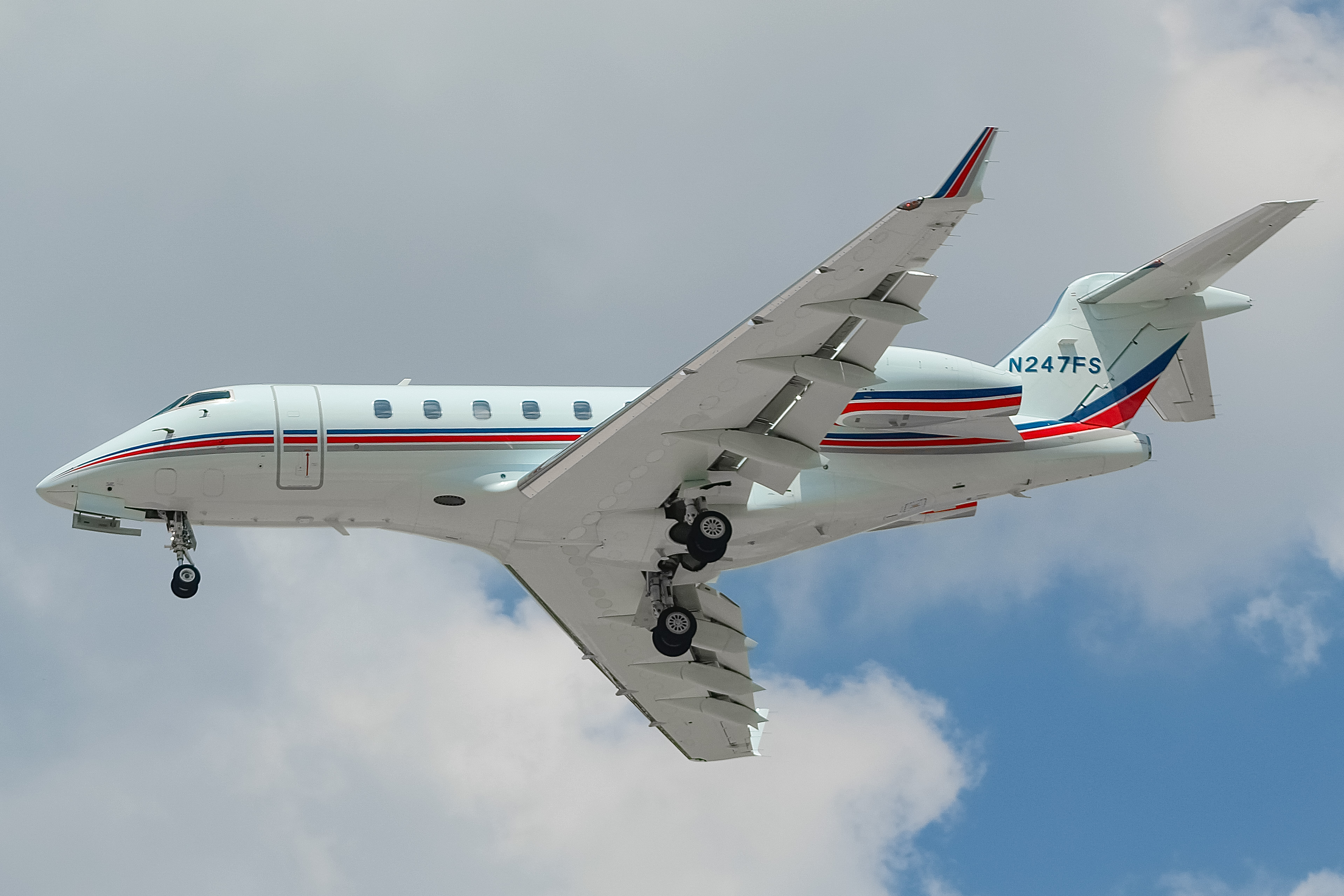 Full size: PRIVATE Bombardier Challenger 300 N247FS at General Mitchell International Airport