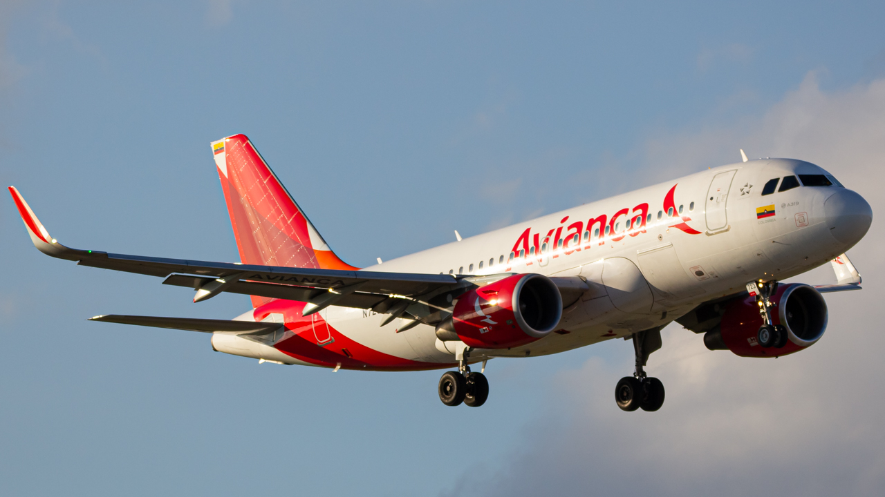 Full size: Avianca Airbus A319 N723AV at Miami International Airport