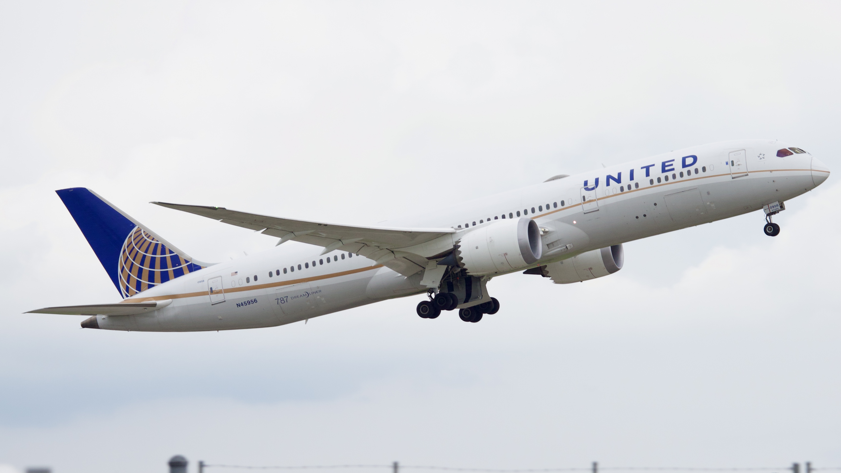 Full size: United Airlines Boeing 787-9 N45956 at Houston-George Bush Intercontinental Airport