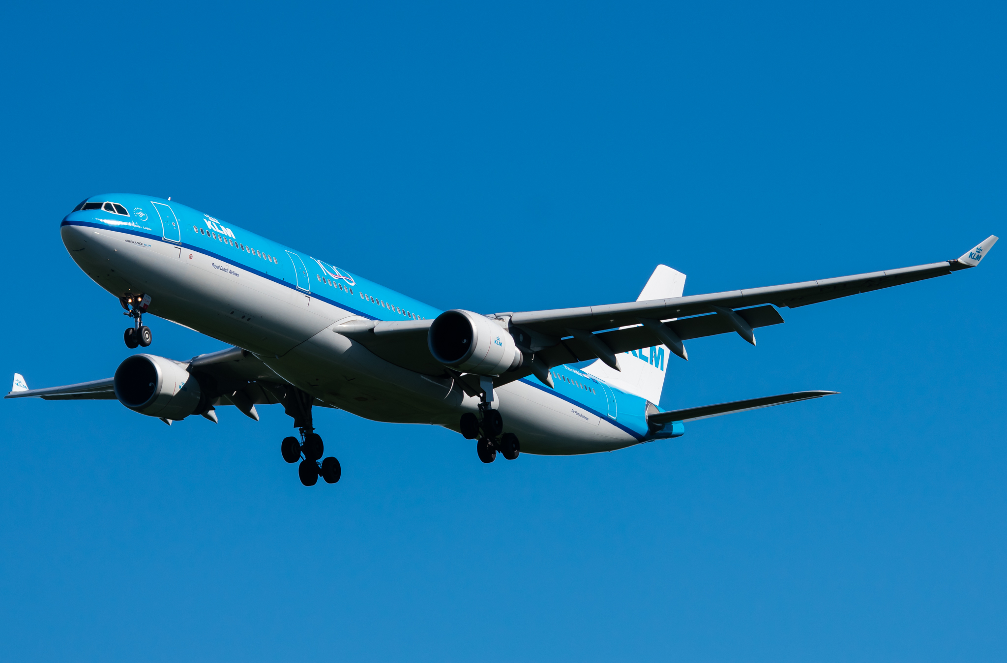 Full size: KLM Airbus A330-300 PH-AKE at Washington Dulles International Airport