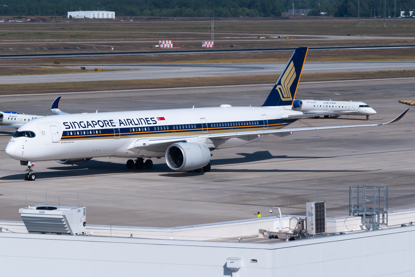 Full size: Singapore Airlines Airbus A350-900 9V-SMS at Houston-George Bush Intercontinental Airport