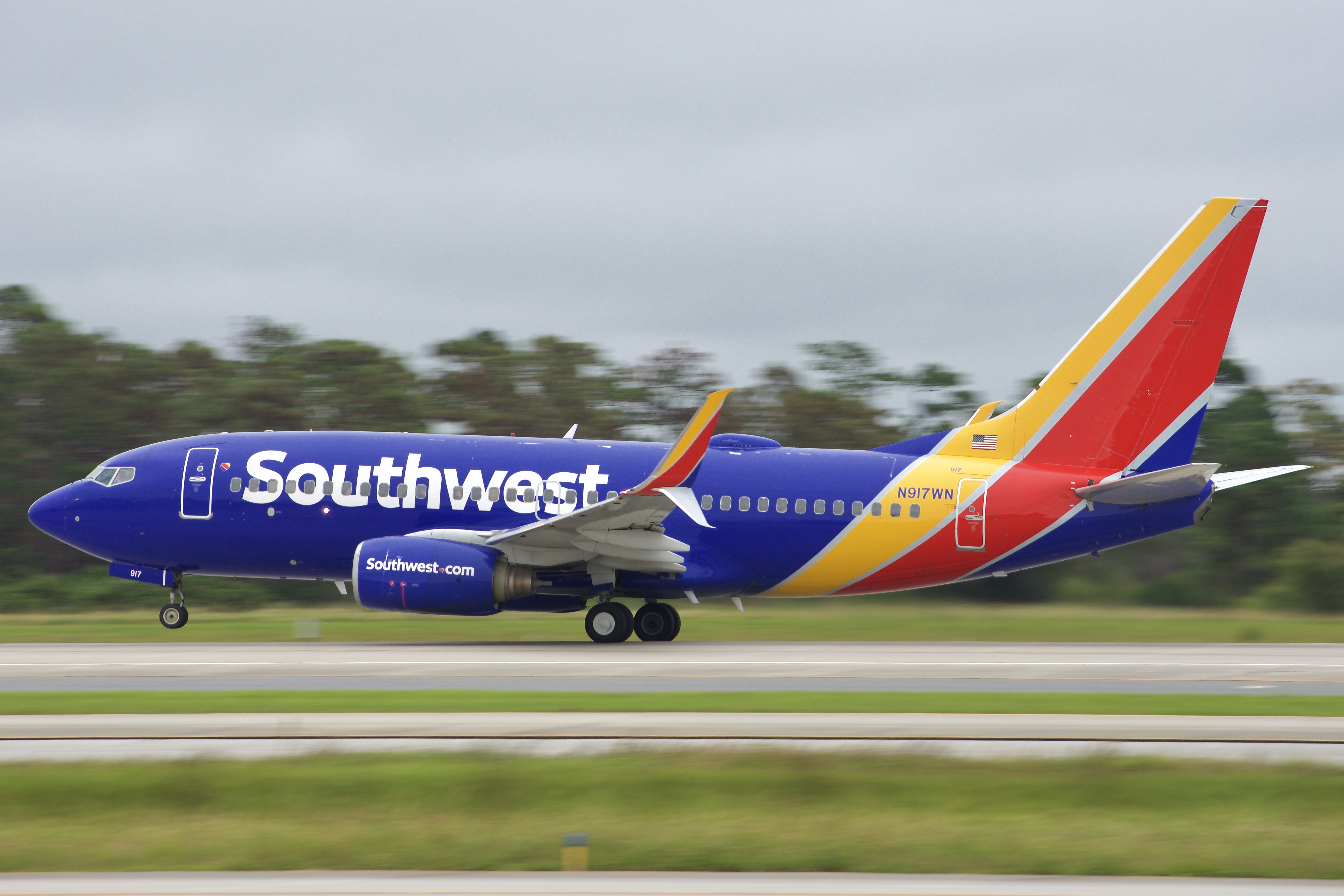 Full size: Southwest Airlines Boeing 737-700 N917WN at Orlando International Airport