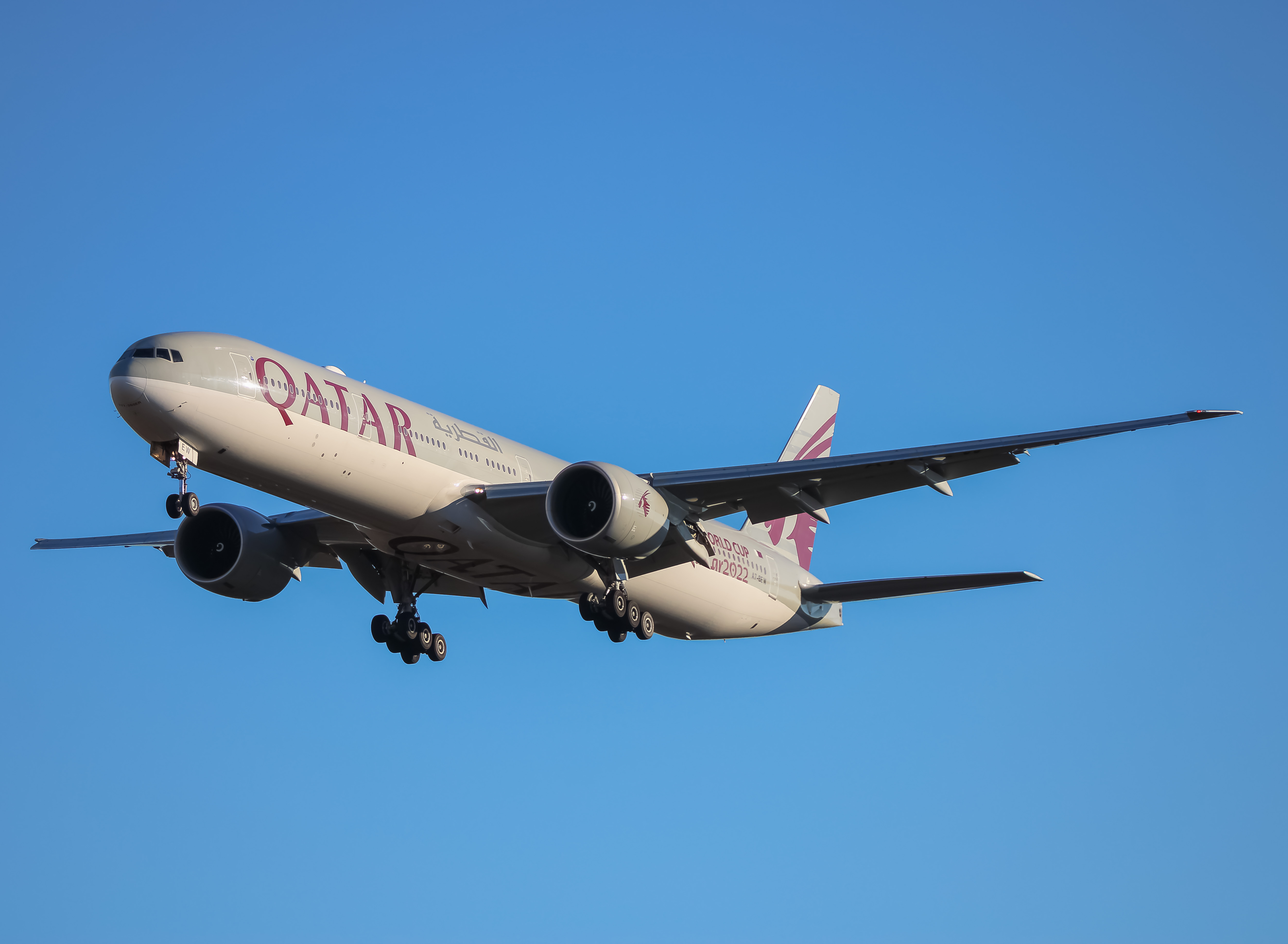 Full size: Qatar Airways Boeing 777-300ER A7-BEW at Washington Dulles International Airport