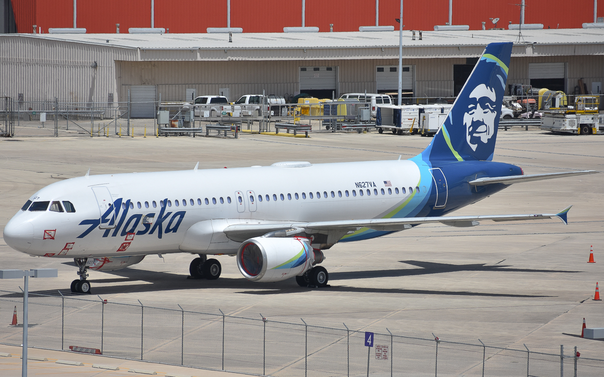 Full size: Alaska Airlines Airbus A320 N627VA at San Antonio International Airport
