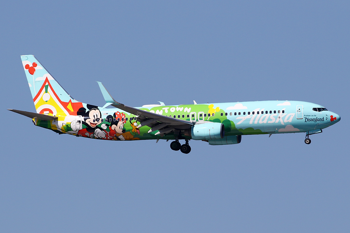 Full size: Alaska Airlines Boeing 737-800 N565AS at Seattle-Tacoma International Airport