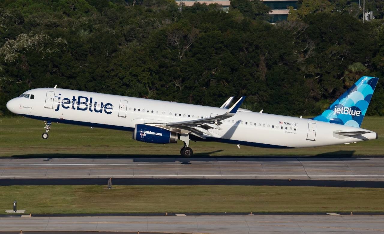 Full size: JetBlue Airways Airbus A321-200 N952JB at Tampa International Airport