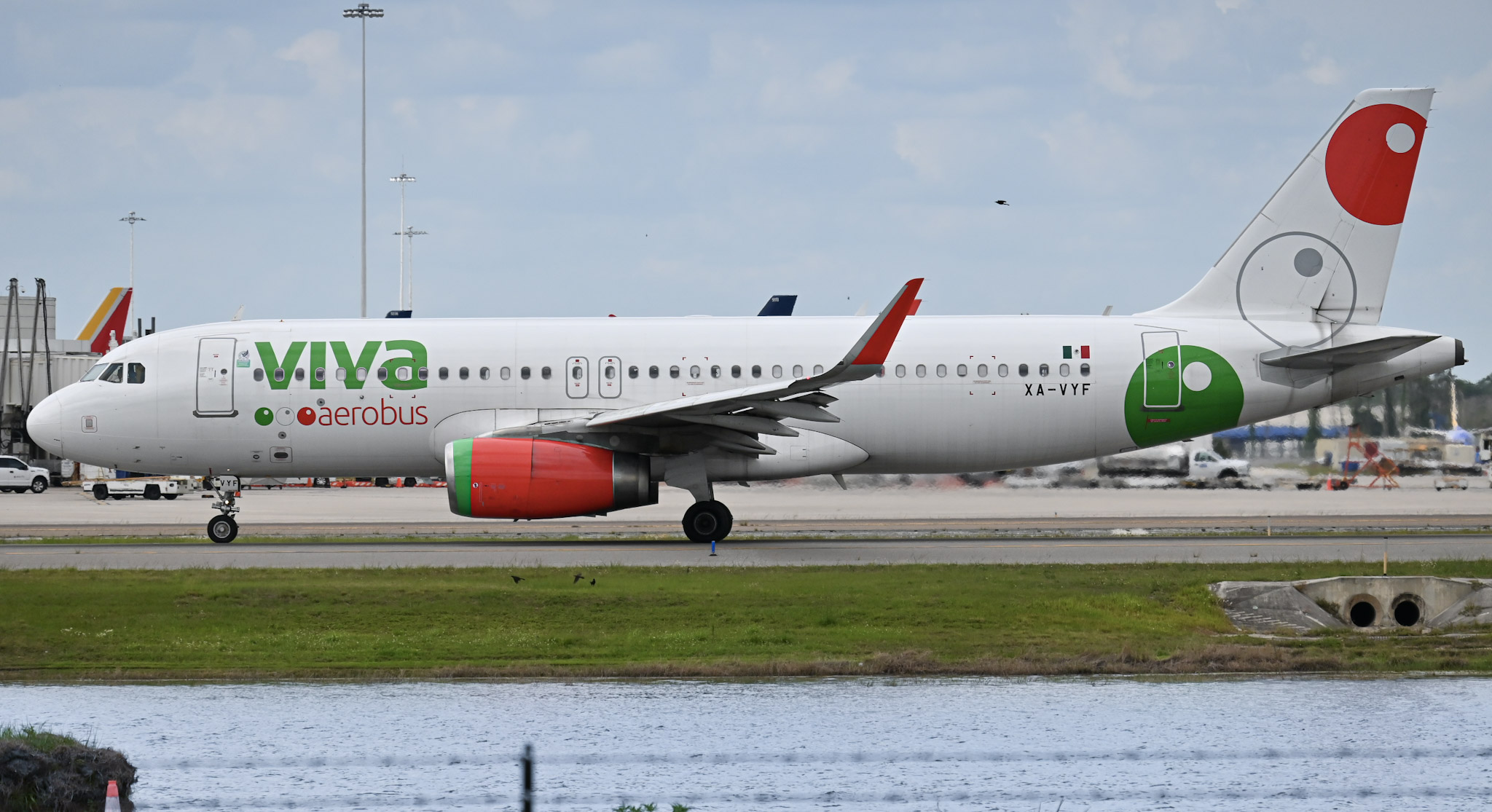 Full size: VivaAerobus Airbus A320 XA-VYF at Orlando International Airport