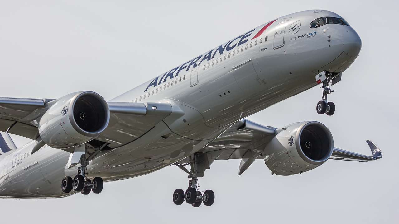 Full size: Air France Airbus A350-900 F-HTYC at Miami International Airport