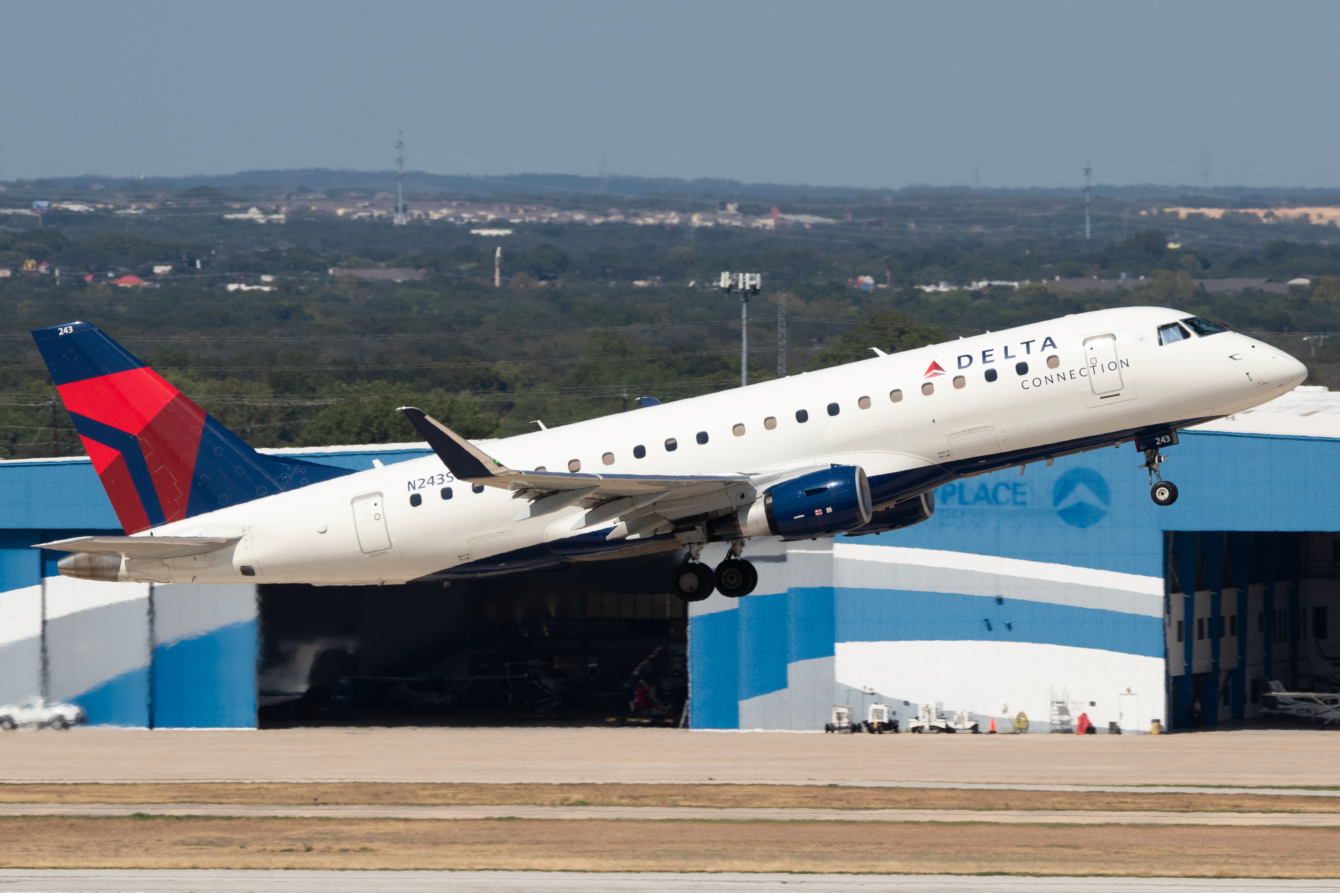 Full size: Delta Connection Embraer E175 N243SY at San Antonio International Airport