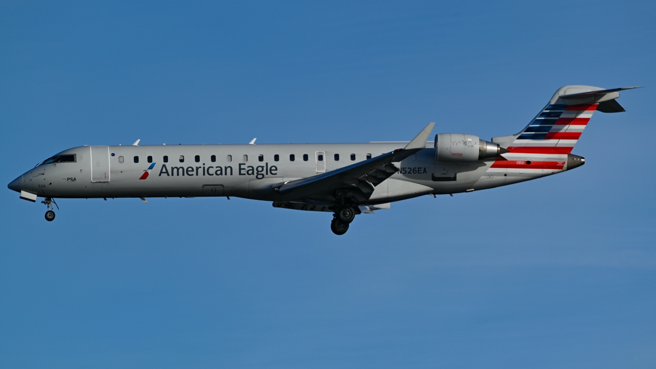 Full size: American Eagle Mitsubishi CRJ-700 N526EA at Ronald Reagan National Airport