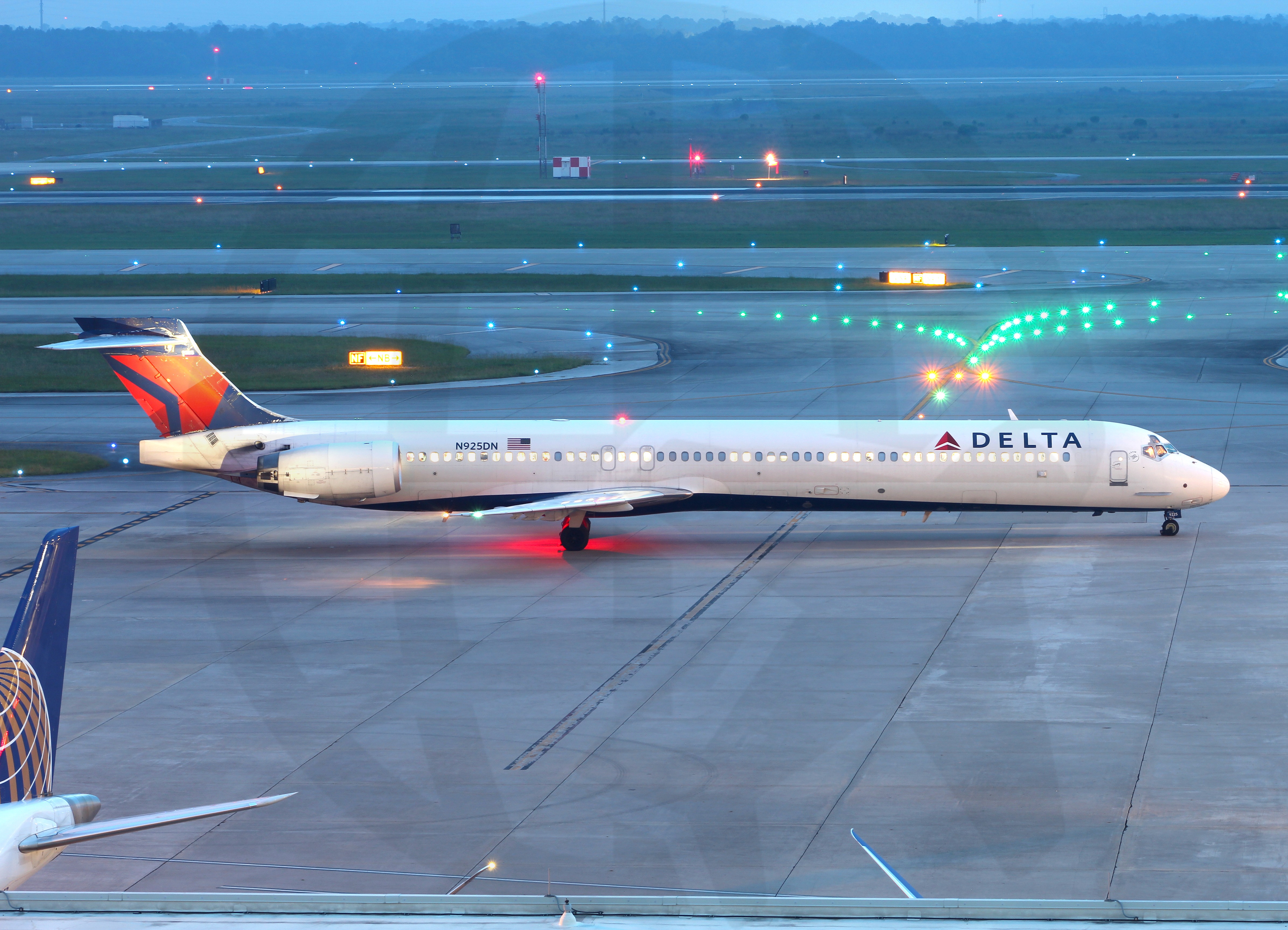 Full size: Delta Airlines McDonnell Douglas MD-90 N925DN at Houston-George Bush Intercontinental Airport
