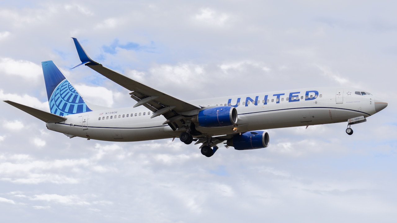 Full size: United Airlines Boeing 737-900 N73406 at Tampa International Airport
