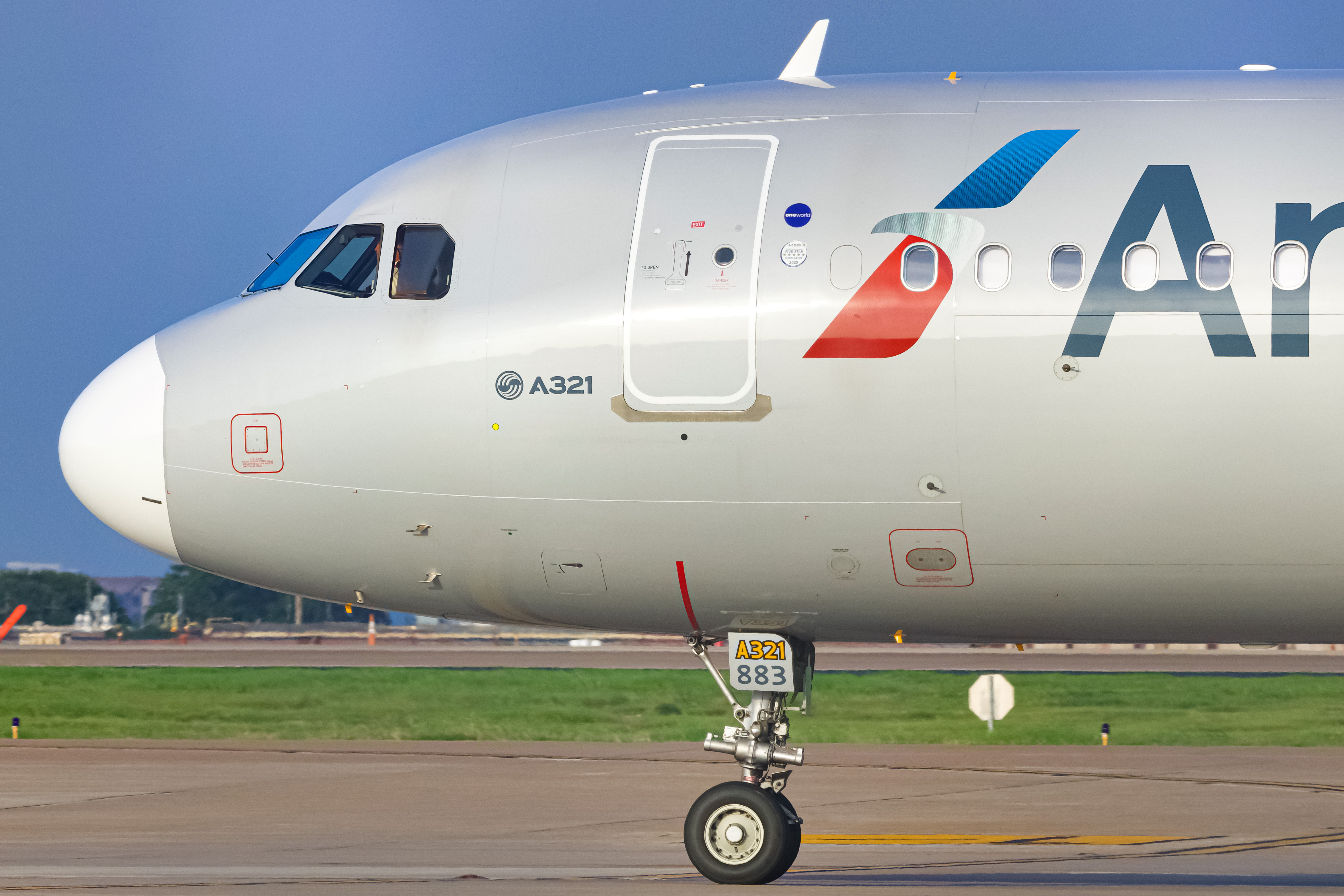 Full size: American Airlines Airbus A321-200 N138AN at Dallas-Fort Worth International Airport