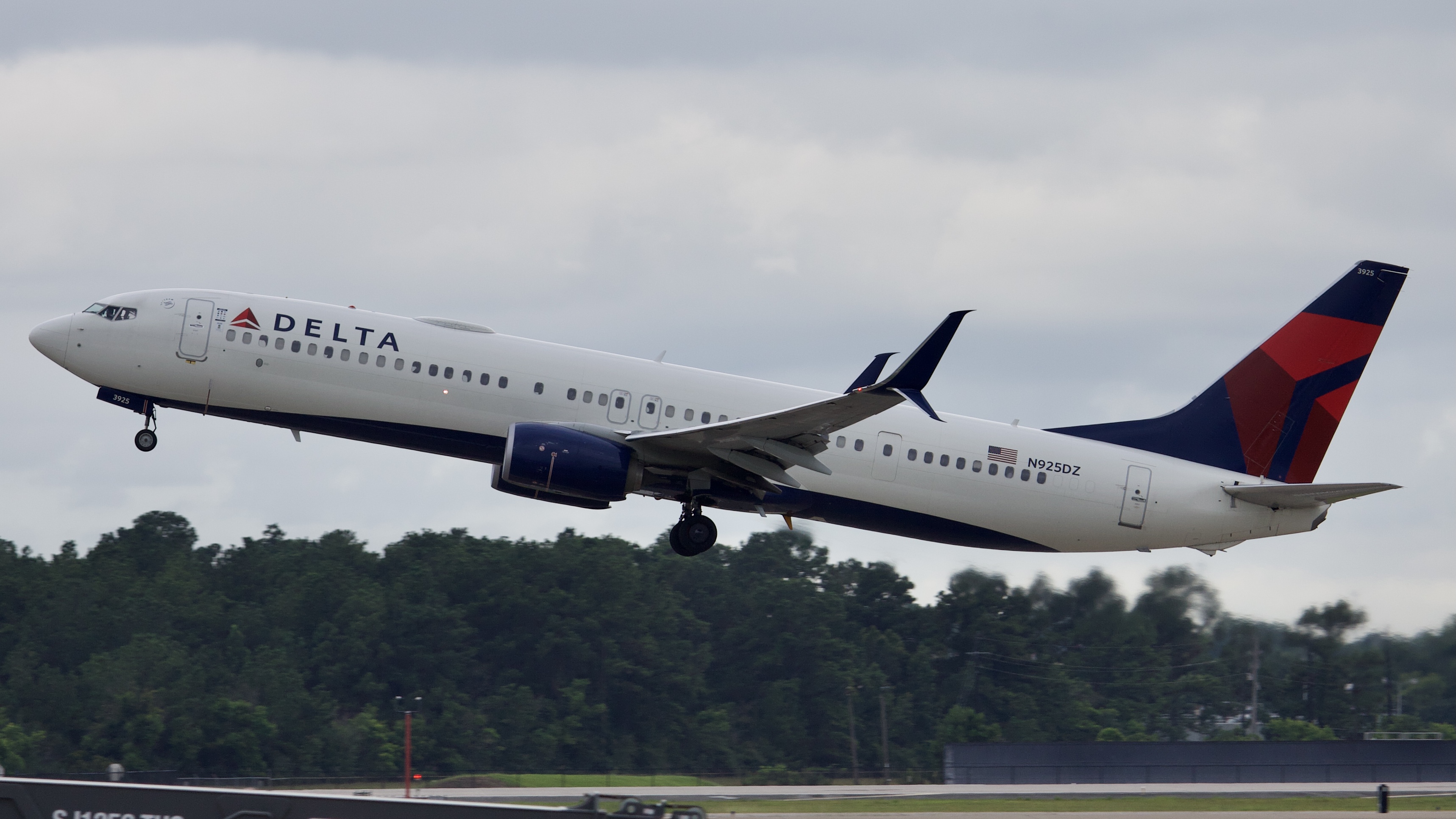 Full size: Delta Airlines Boeing 737-900ER N925DZ at Houston-George Bush Intercontinental Airport