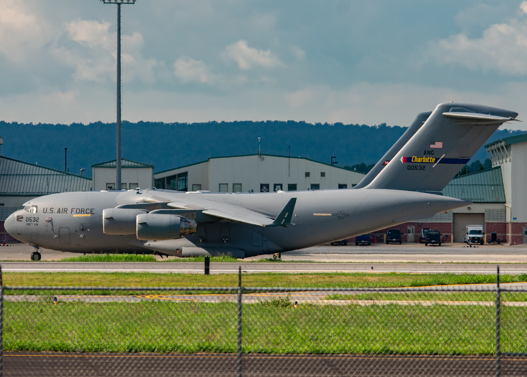 Full size: USAF - United States Air Force Boeing C-17 Globemaster III 00-0532 at Eastern WV Regional Airport/Shepherd Field