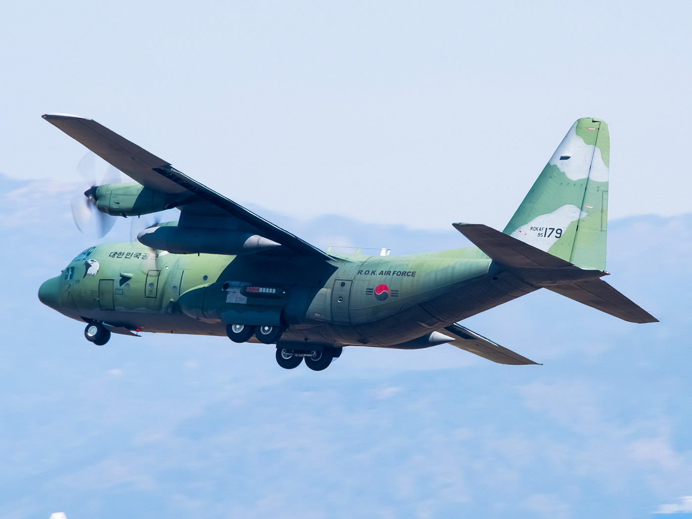 Full size: ROKAF Lockheed C-130H Hercules 95-179 at Gimhae International Airport