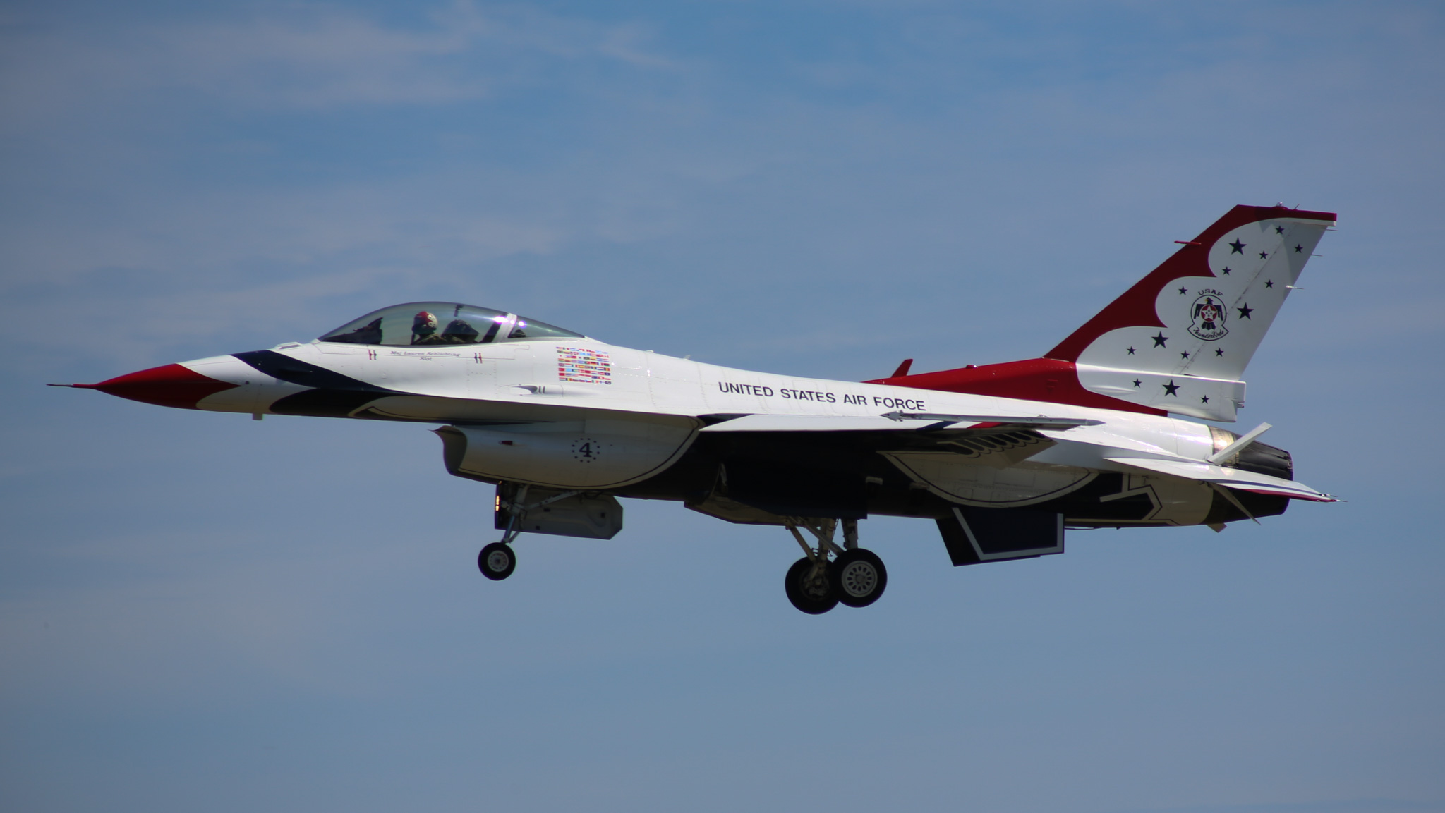 Full size: USAF - United States Air Force General Dynamics F-16 Fighting Falcon THUNDERBIRD 4 at Islip Long Island MacArthur Airport