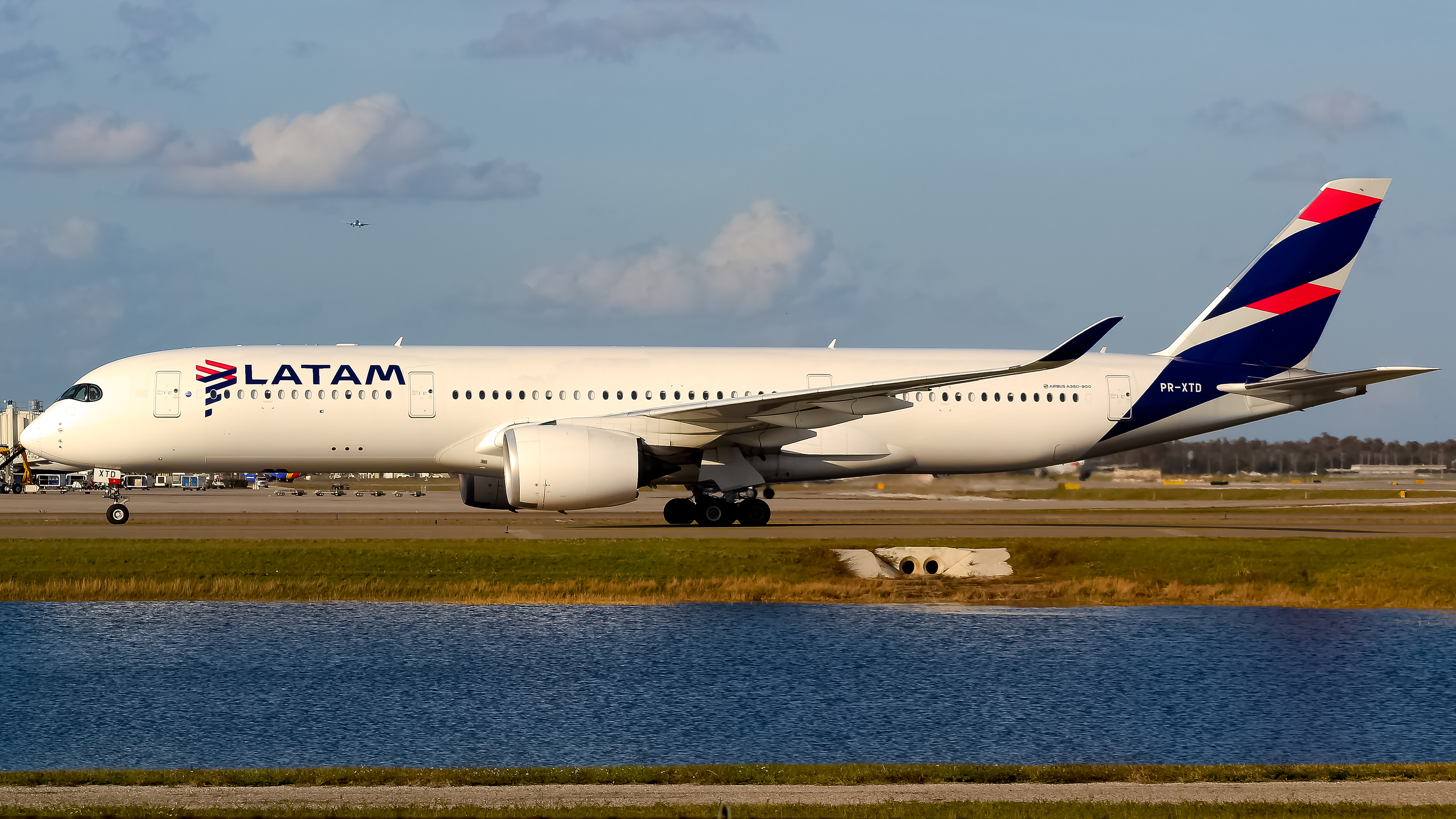 Full size: LATAM Airbus A350-900 PR-XTD at Orlando International Airport