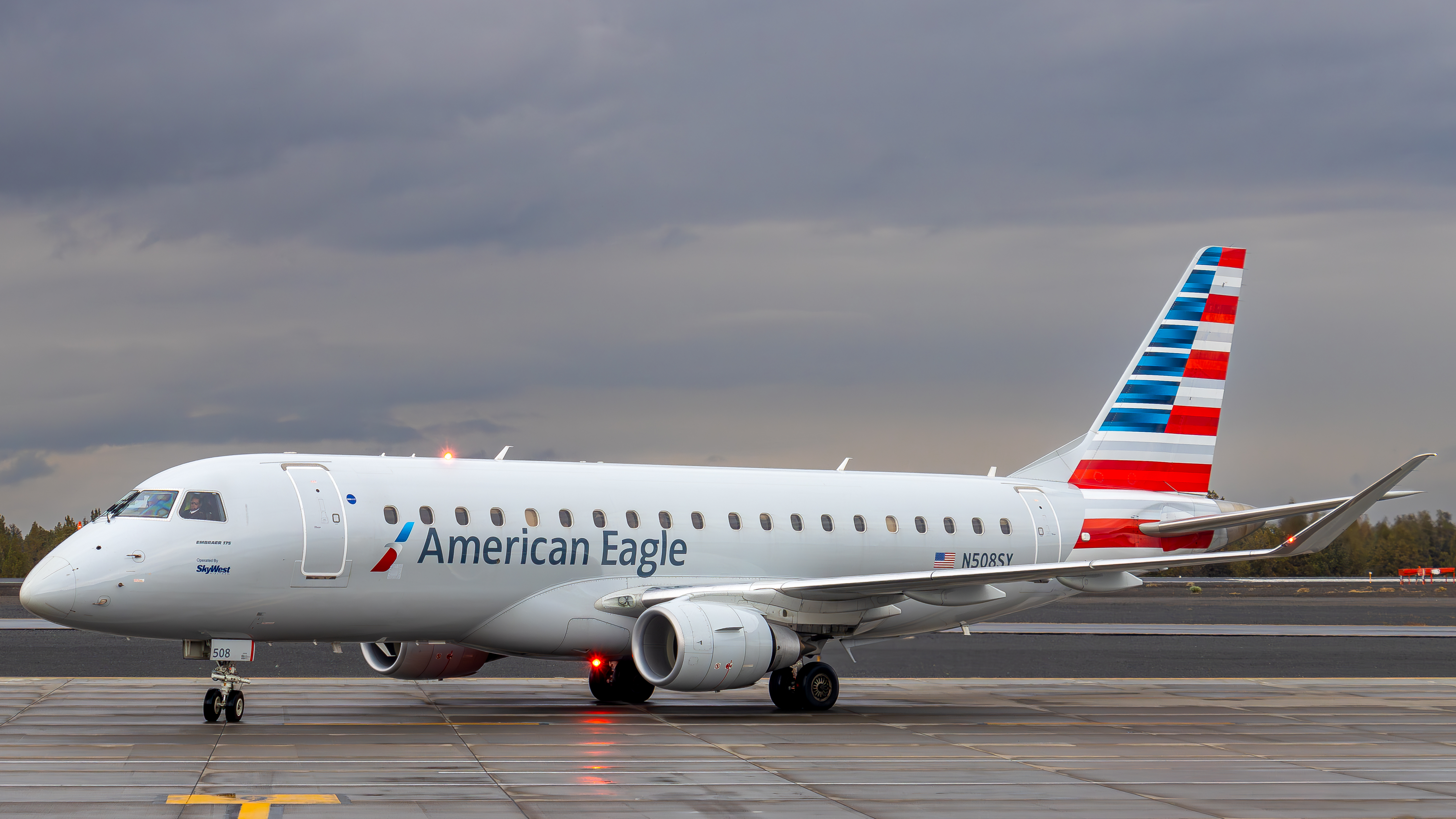Full size: SkyWest Airlines Embraer E175 N508SY at Roberts Field Airport