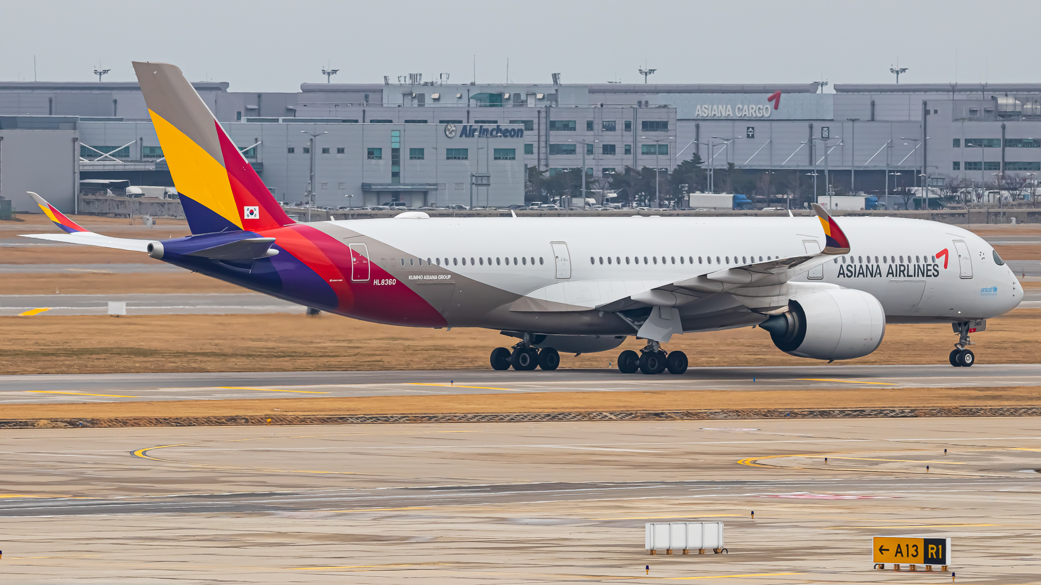 Full size: Asiana Airlines Airbus A350-941 HL8360 at Seoul-Incheon International Airport
