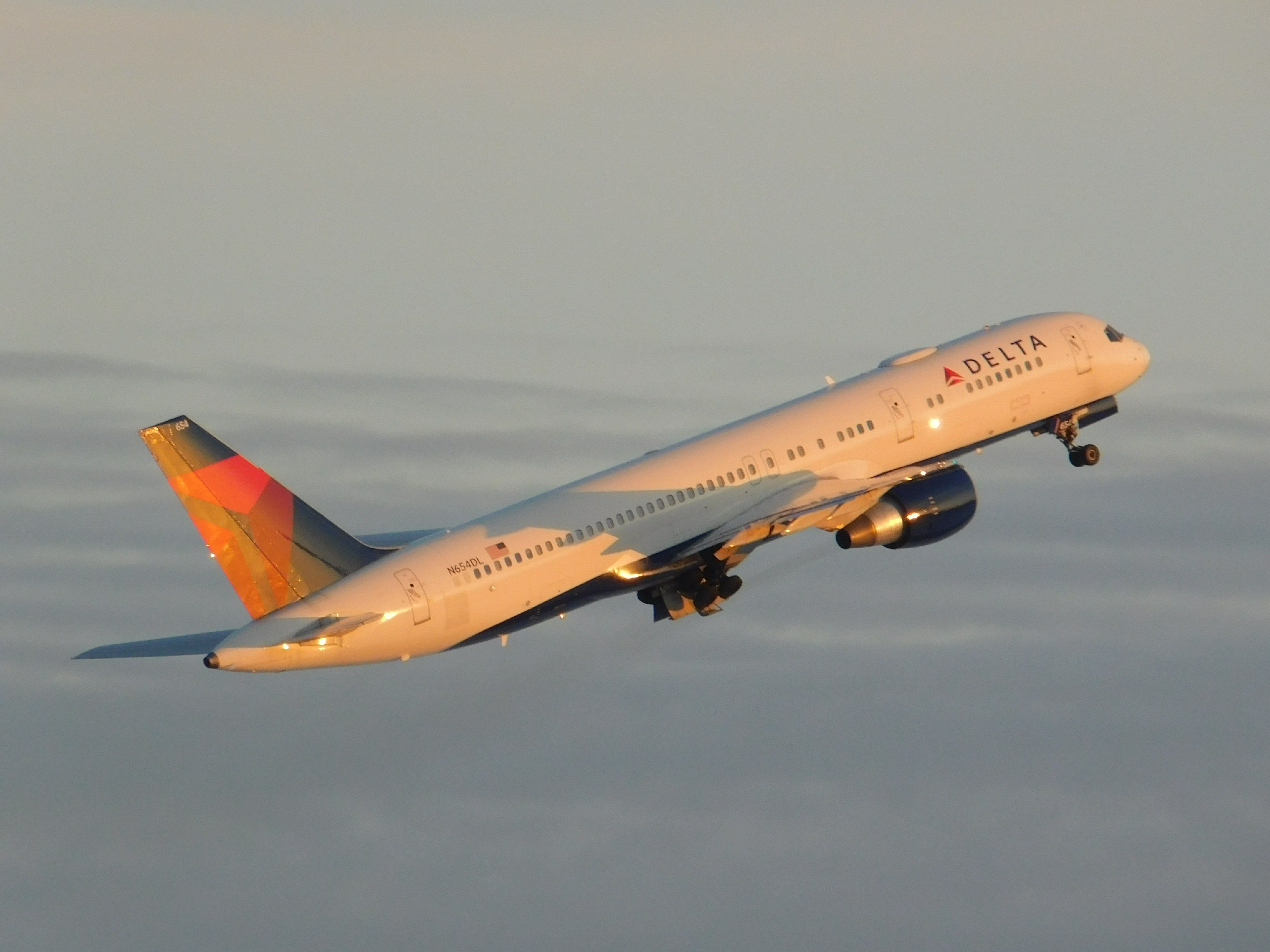 Full size: Delta Airlines Boeing 757-200 N654DL at General Mitchell International Airport