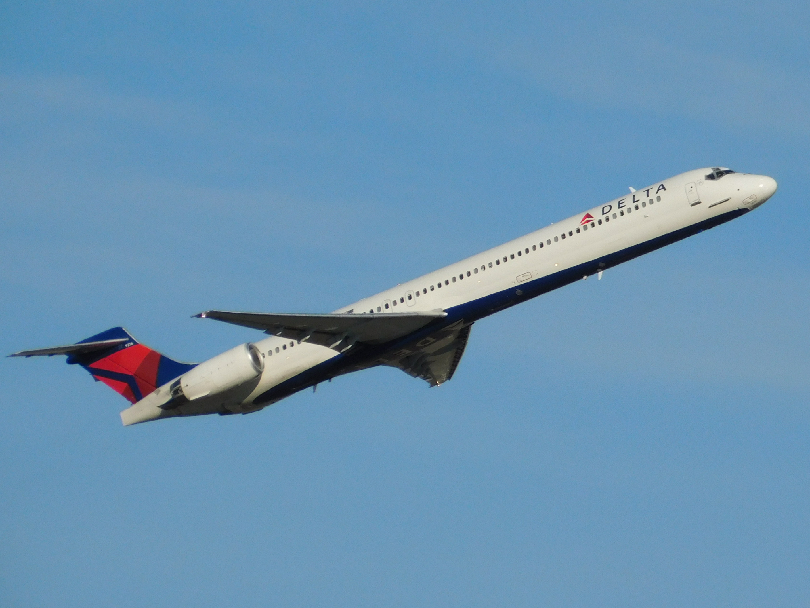 Full size: Delta Airlines Mcdonnell Douglas MD90   at General Mitchell International Airport