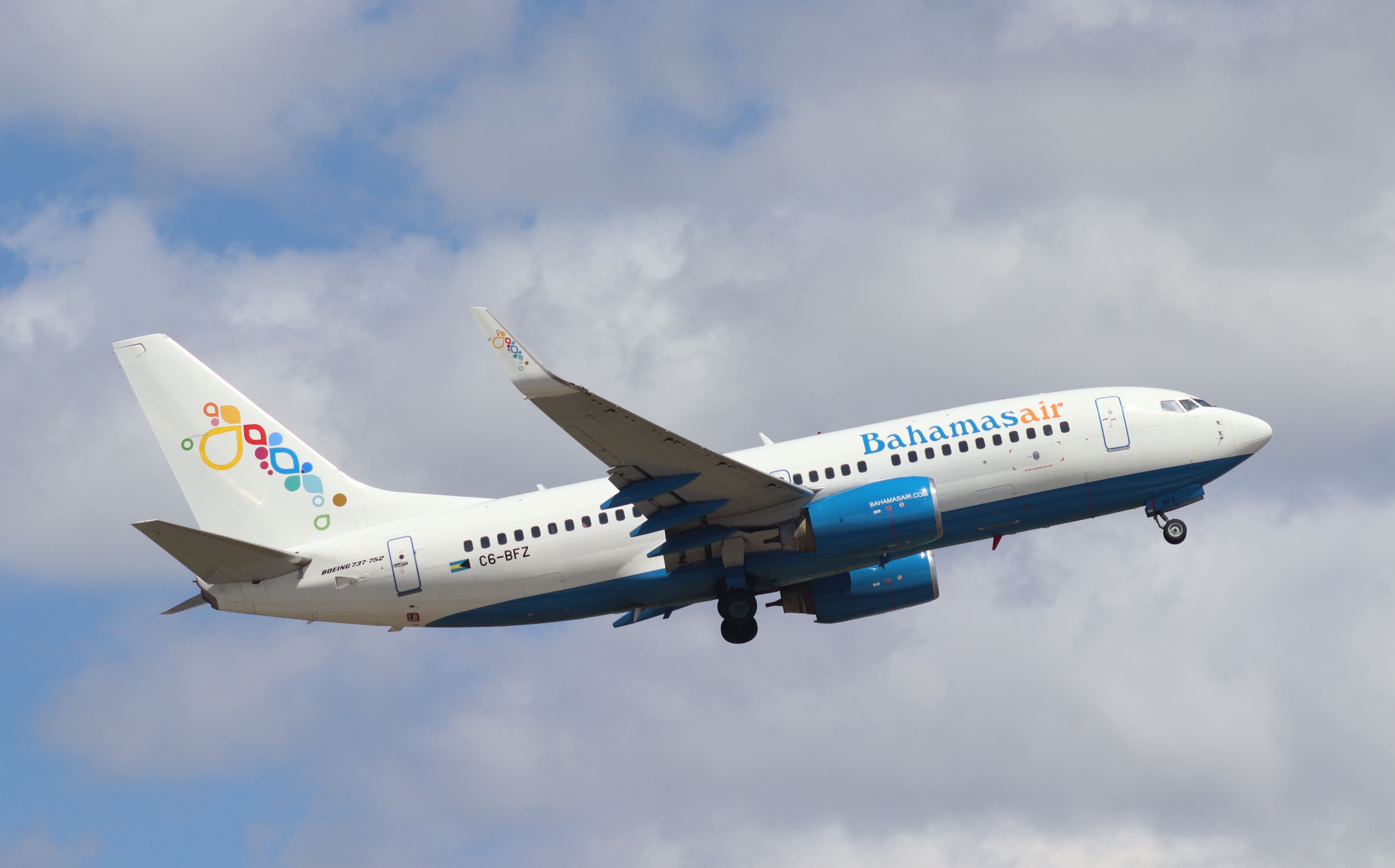 Full size: Bahamasair Boeing 737-700 C6-BFZ at Orlando International Airport
