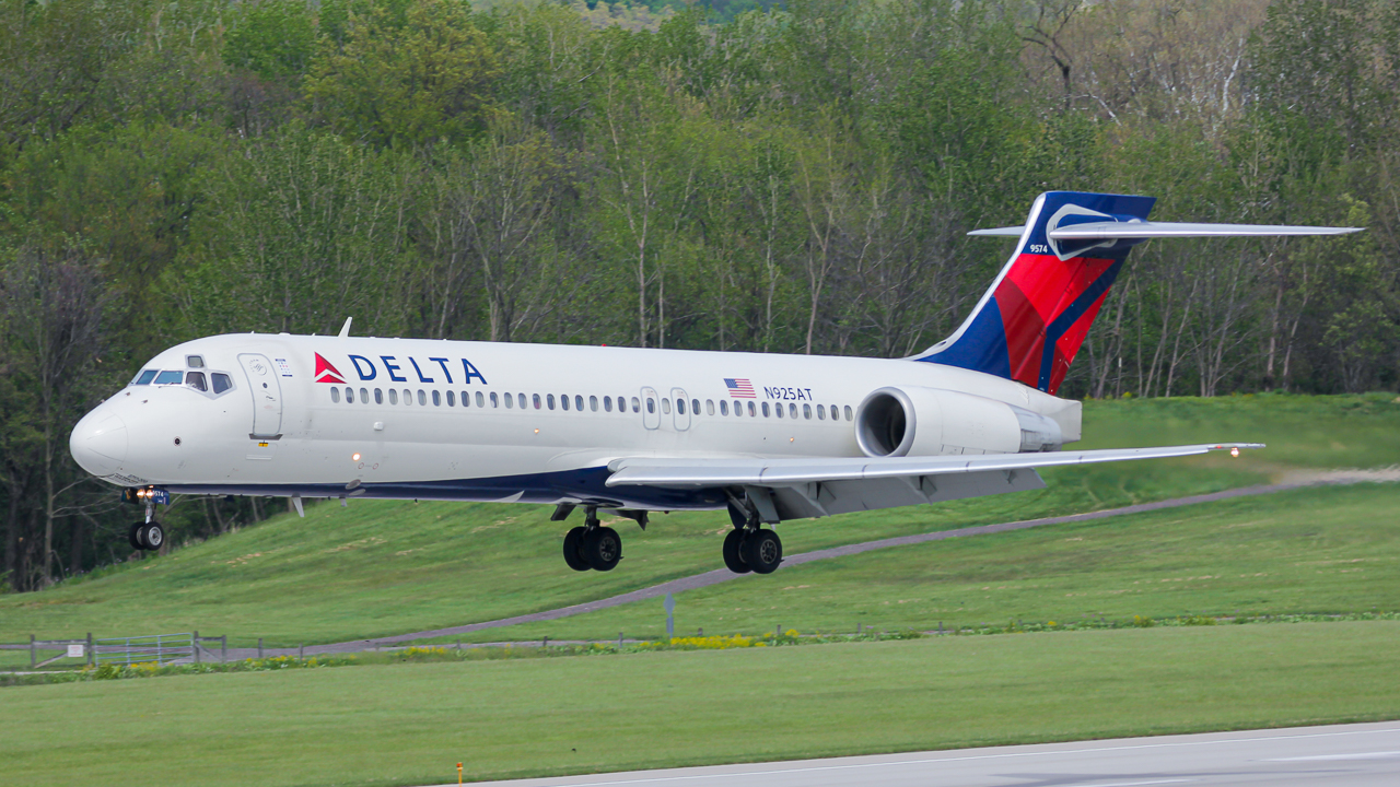 Full size: Delta Airlines Boeing 717-200 N925AT at John Glenn Columbus International Airport