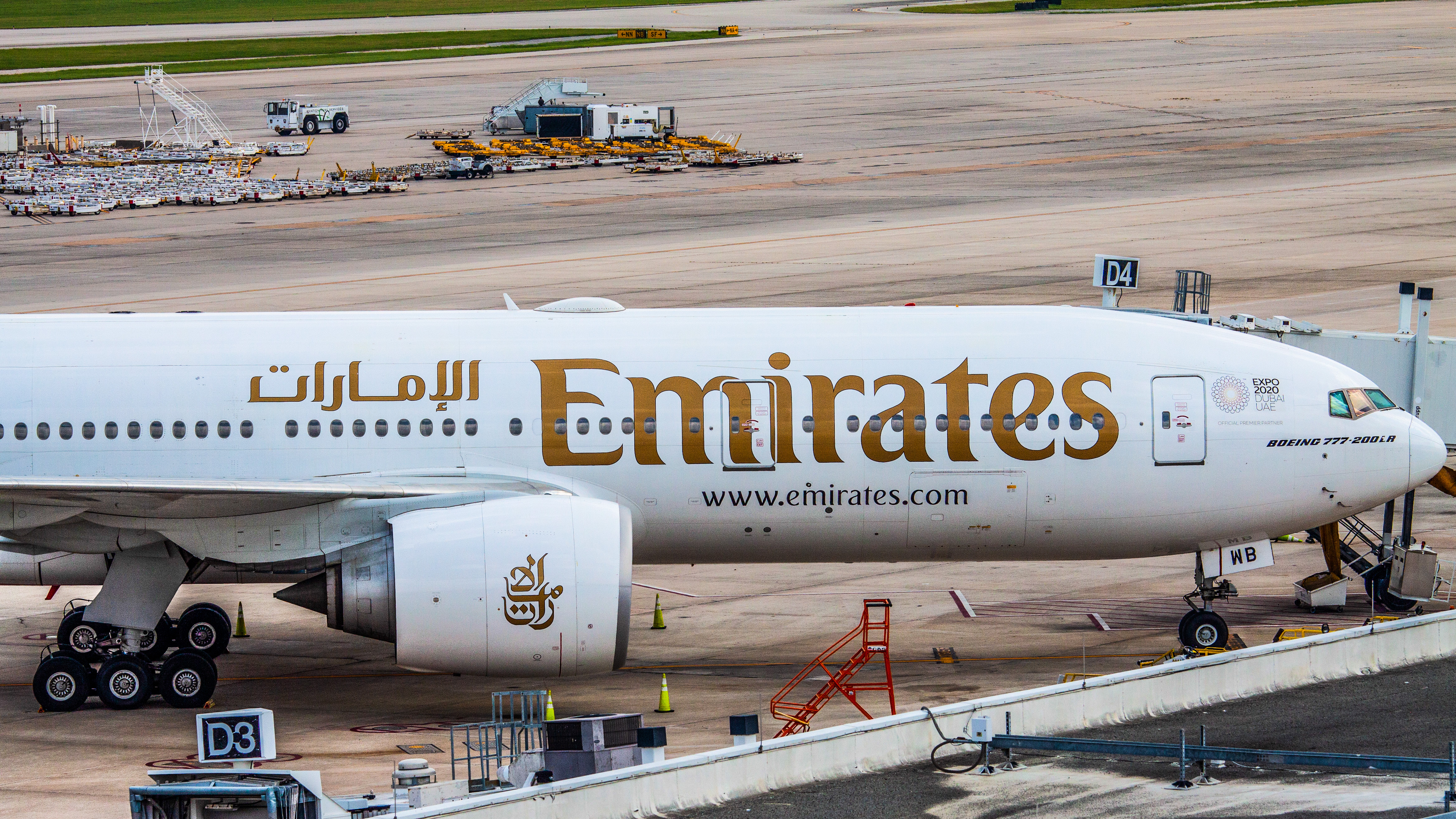 Full size: Emirates Boeing 777-200LR A6-EWB at Houston-George Bush Intercontinental Airport