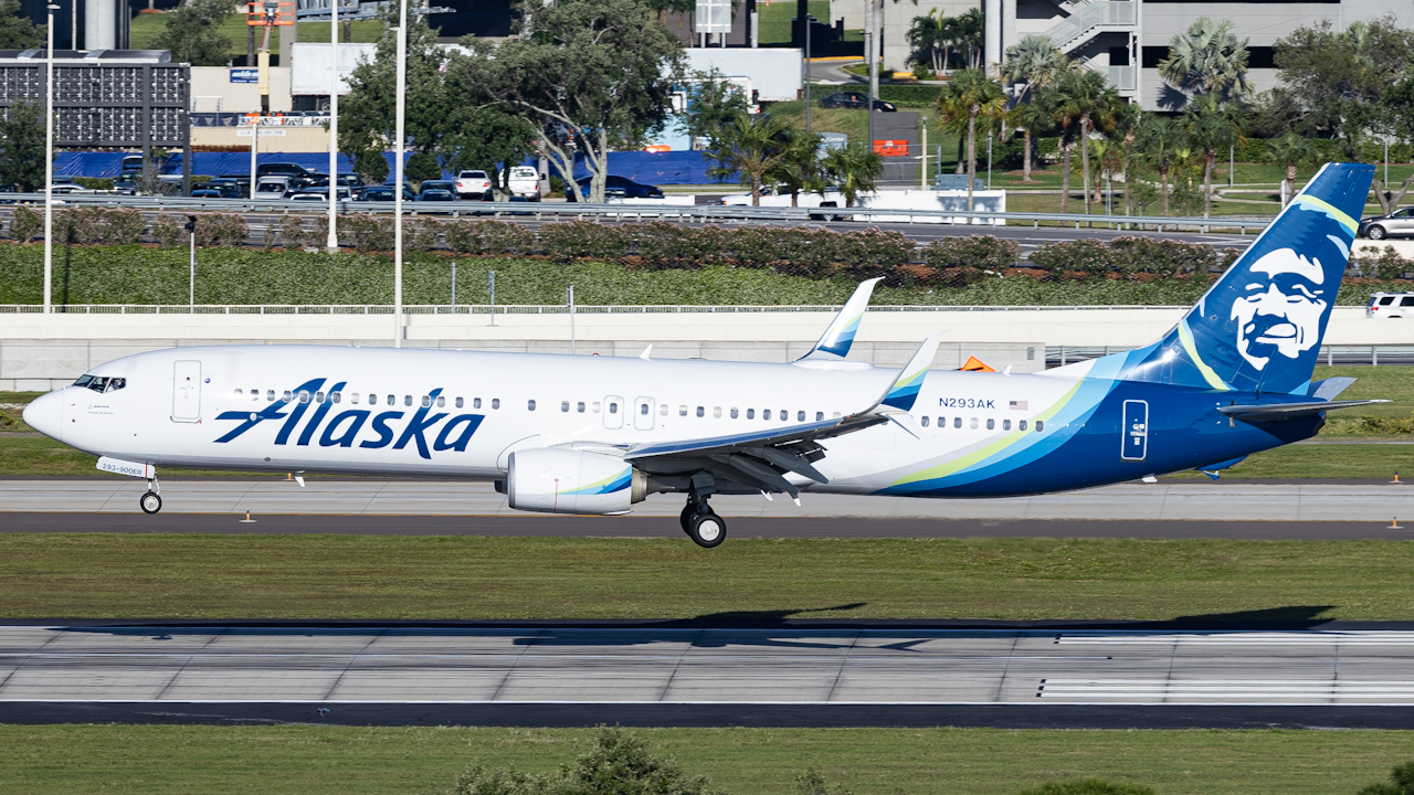 Full size: Alaska Airlines Boeing 737-900ER N293AK at Tampa International Airport