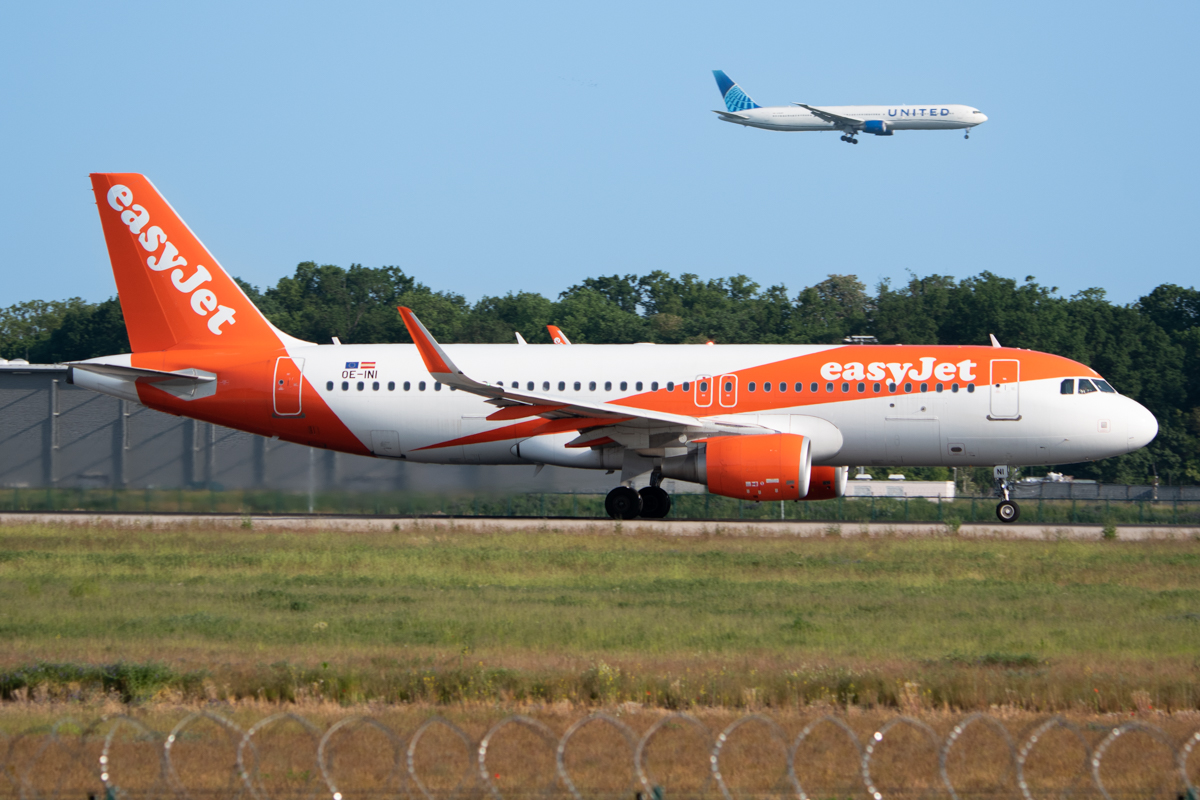 Full size: EasyJet Airbus A320 OE-INI at Berlin Brandenburg Airport