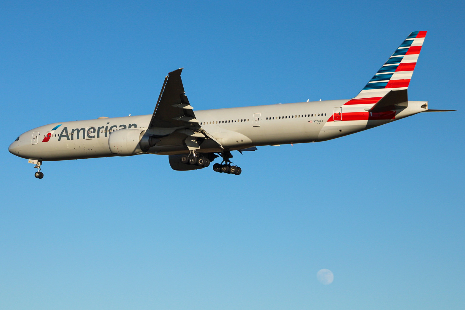Full size: American Airlines Boeing 777-300ER N736AT at Orlando International Airport