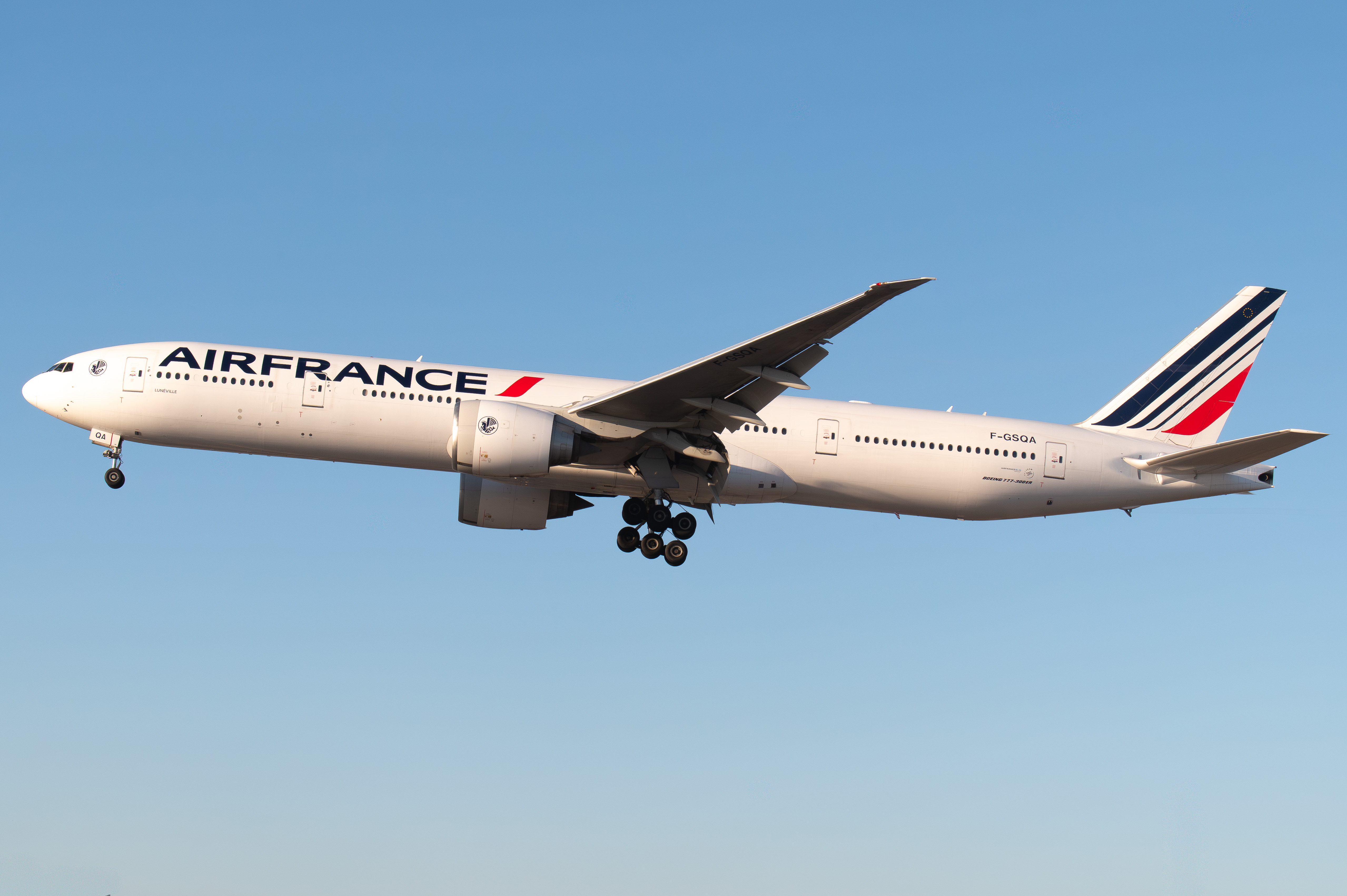 Full size: Air France Boeing 777-300ER F-GSQA at Los Angeles International Airport