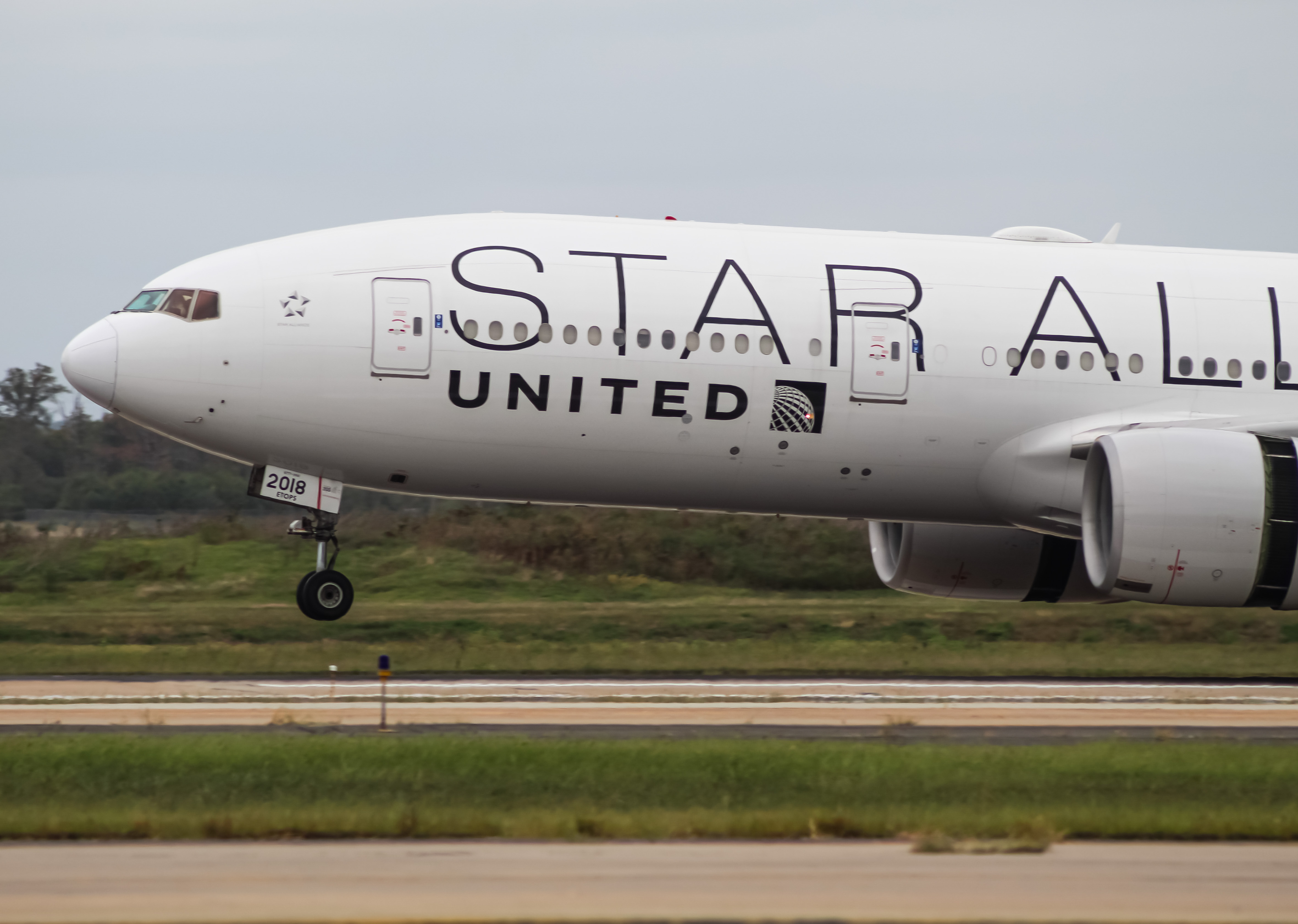 Full size: United Airlines Boeing 777-200ER N218UA at Washington Dulles International Airport