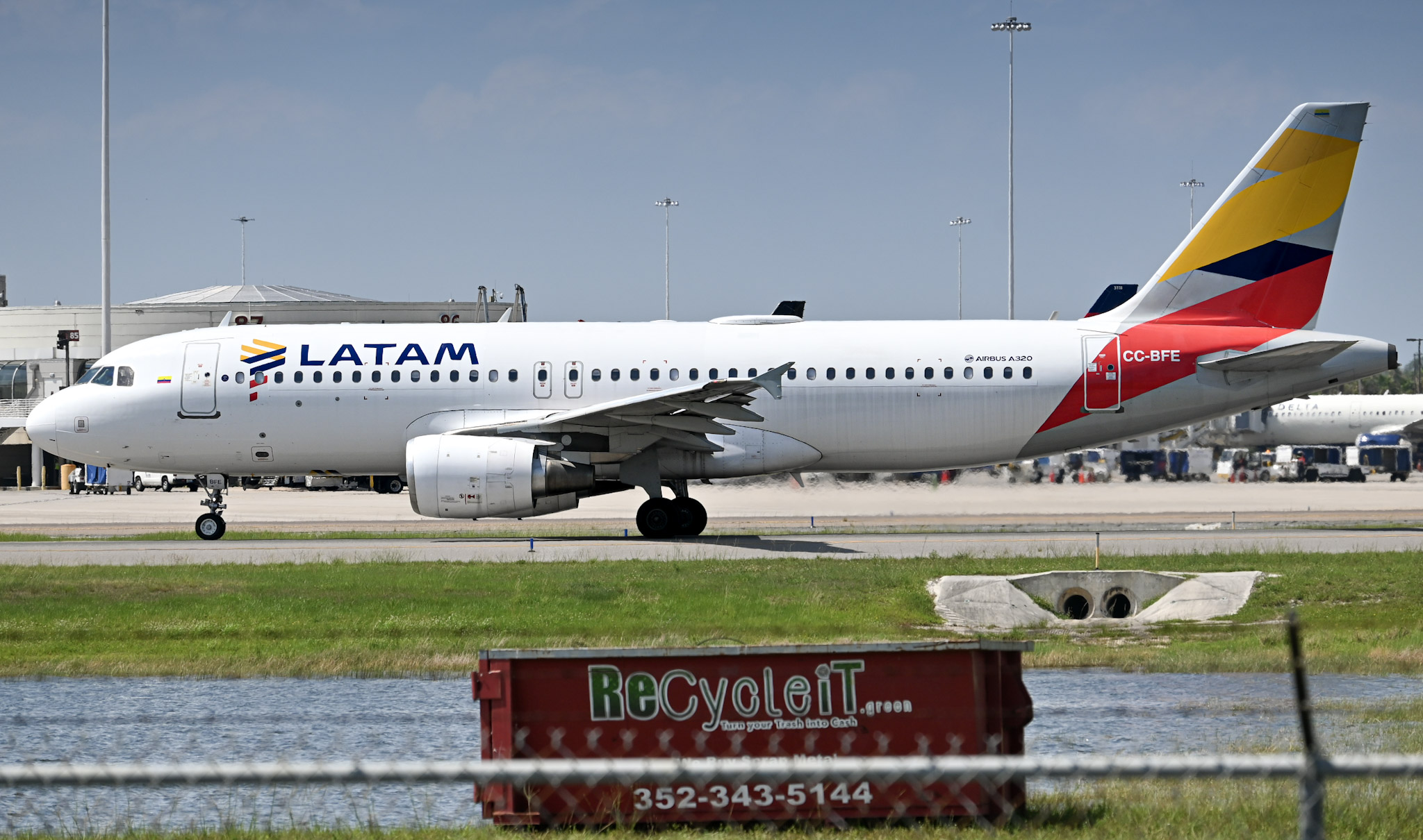Full size: LATAM Airbus A320 CC-BFE at Orlando International Airport