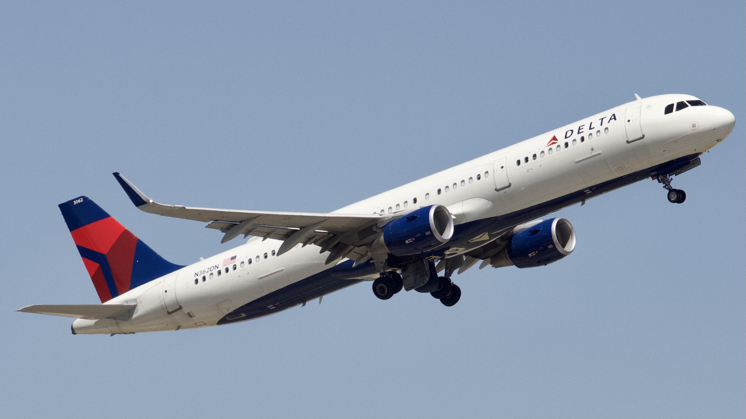 Full size: Delta Airlines Airbus A321-200 N362DN at Houston-George Bush Intercontinental Airport