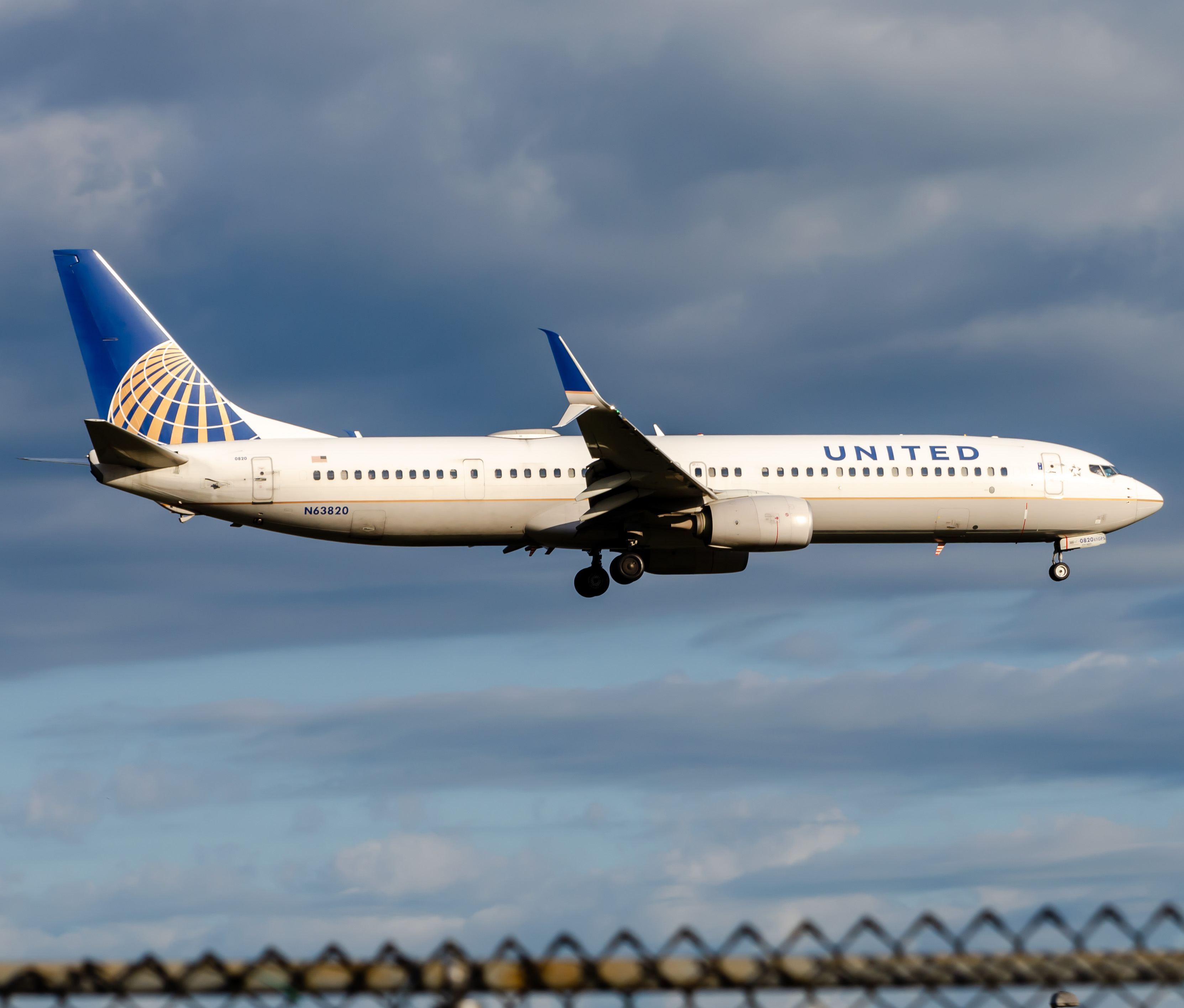 Full size: United Airlines Boeing 737-900ER N63820 at Newark Liberty International Airport