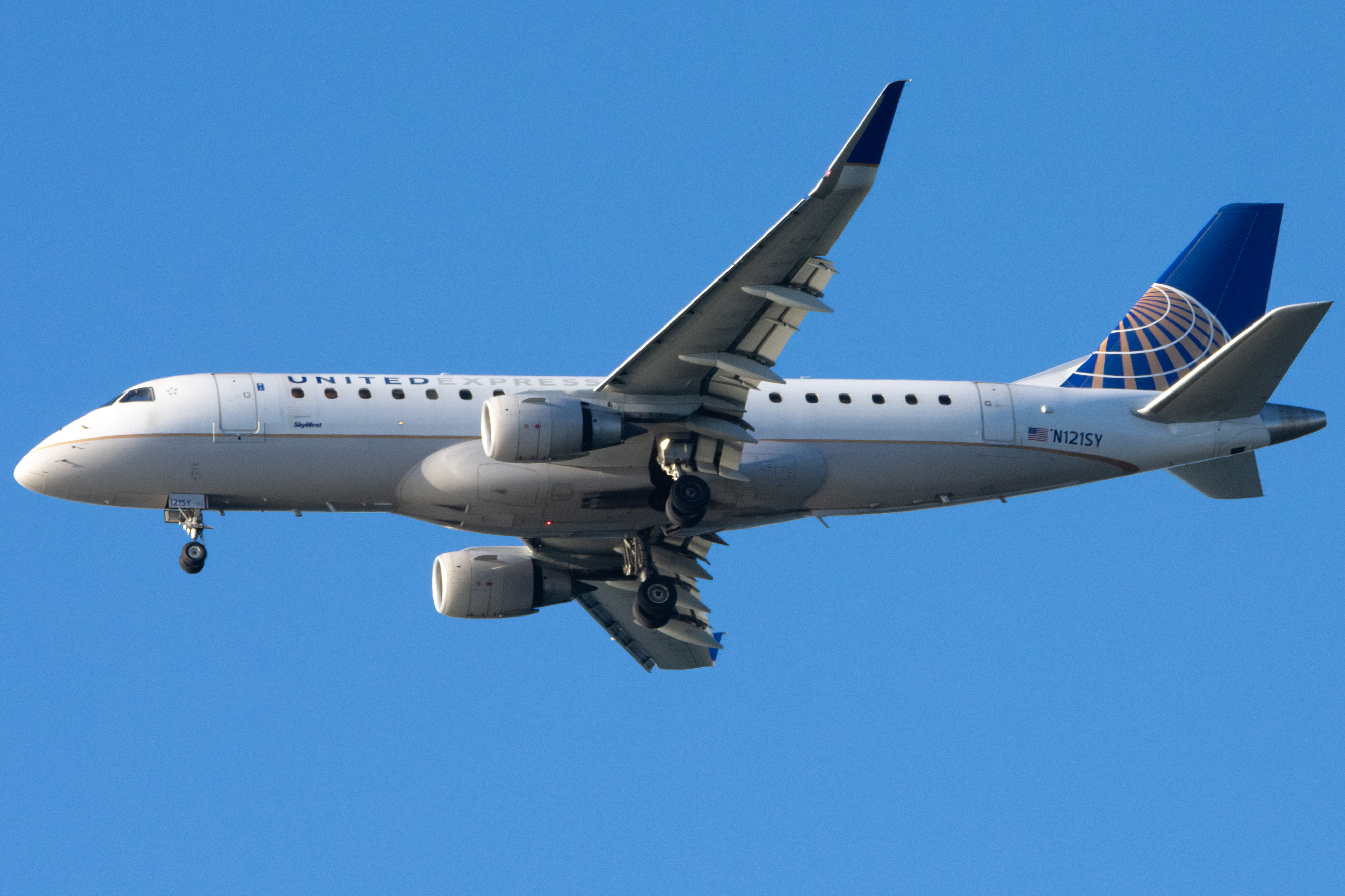 Full size: United Express Embraer E175 N121SY at San Francisco International Airport