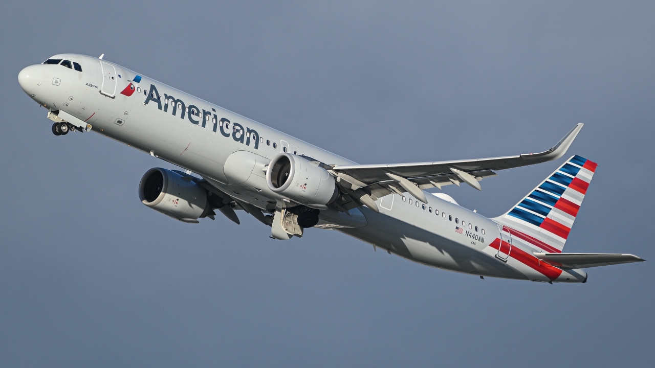 Full size: American Airlines Airbus A321NEO N440AN at Los Angeles International Airport