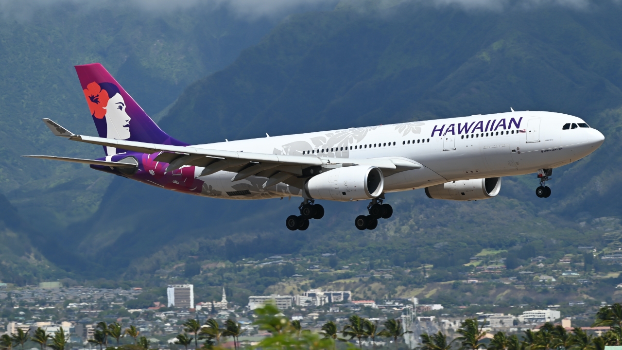 Full size: Hawaiian Airlines Airbus A330-200 N373HA at Kahului Airport