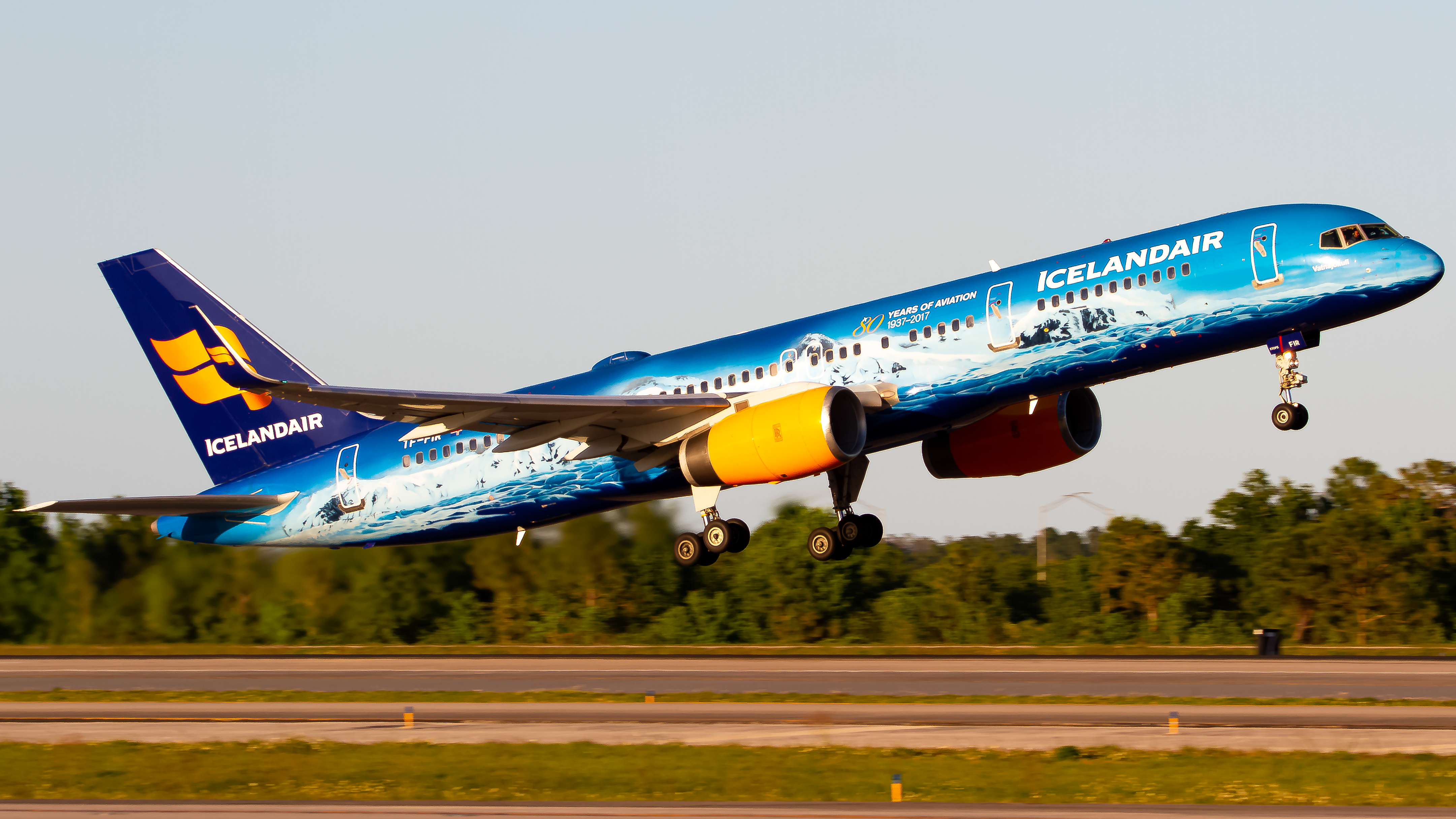 Full size: Icelandair Boeing 757-200 TF-FIR at Orlando International Airport