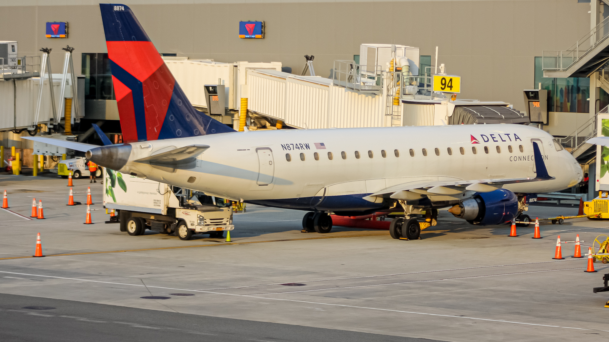 Full size: Delta Connection Embraer E170 N874RW at LaGuardia Airport