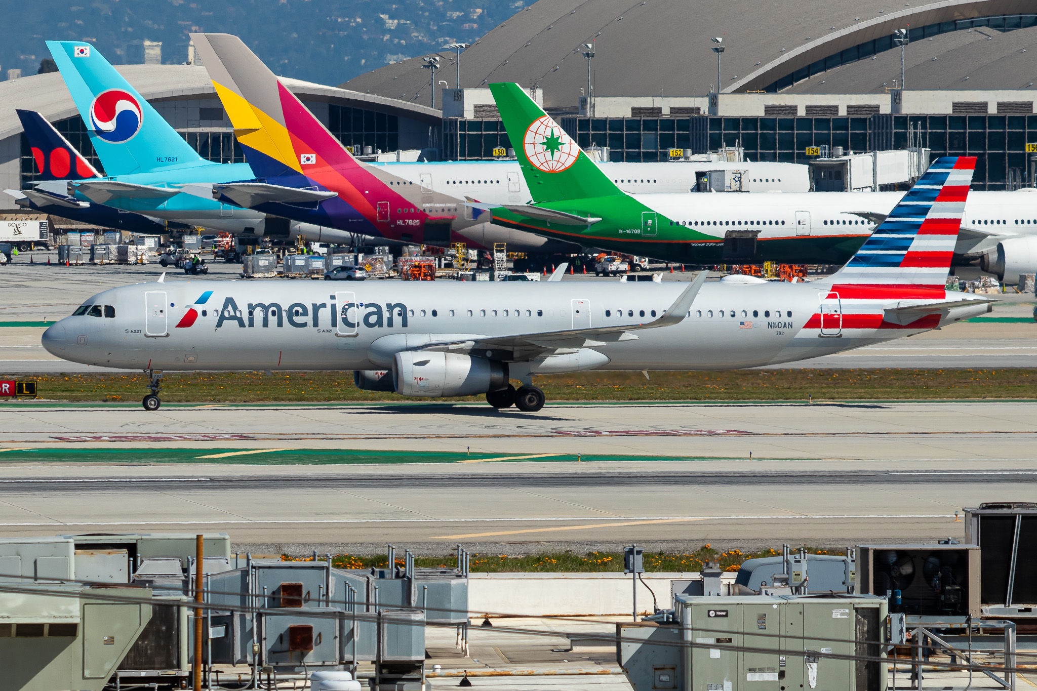 Full size: American Airlines Airbus A321-200 N110AN at Los Angeles International Airport