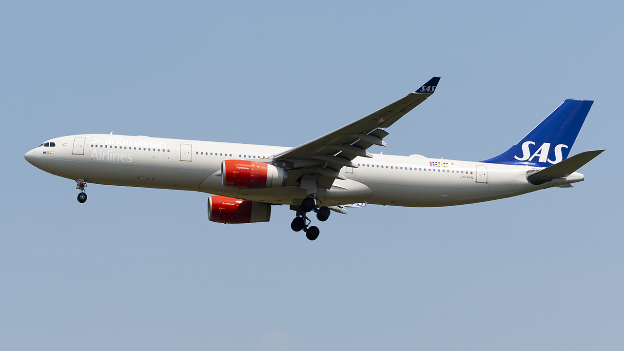 Full size: Scandinavian Airlines Airbus A330-300 LN-RKN at Washington Dulles International Airport
