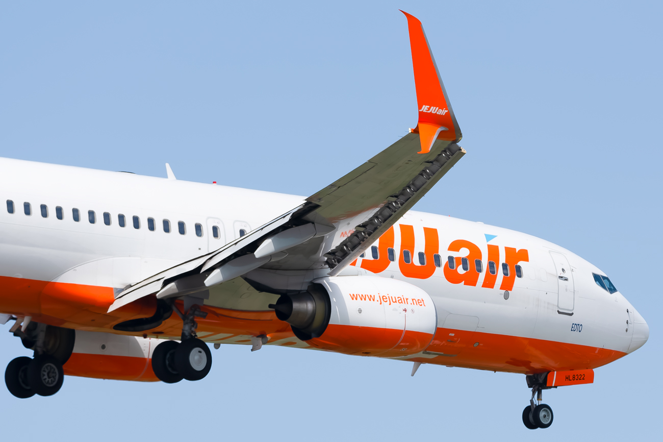 Full size: Jeju Air Boeing 737-800 HL8322 at Gimhae International Airport