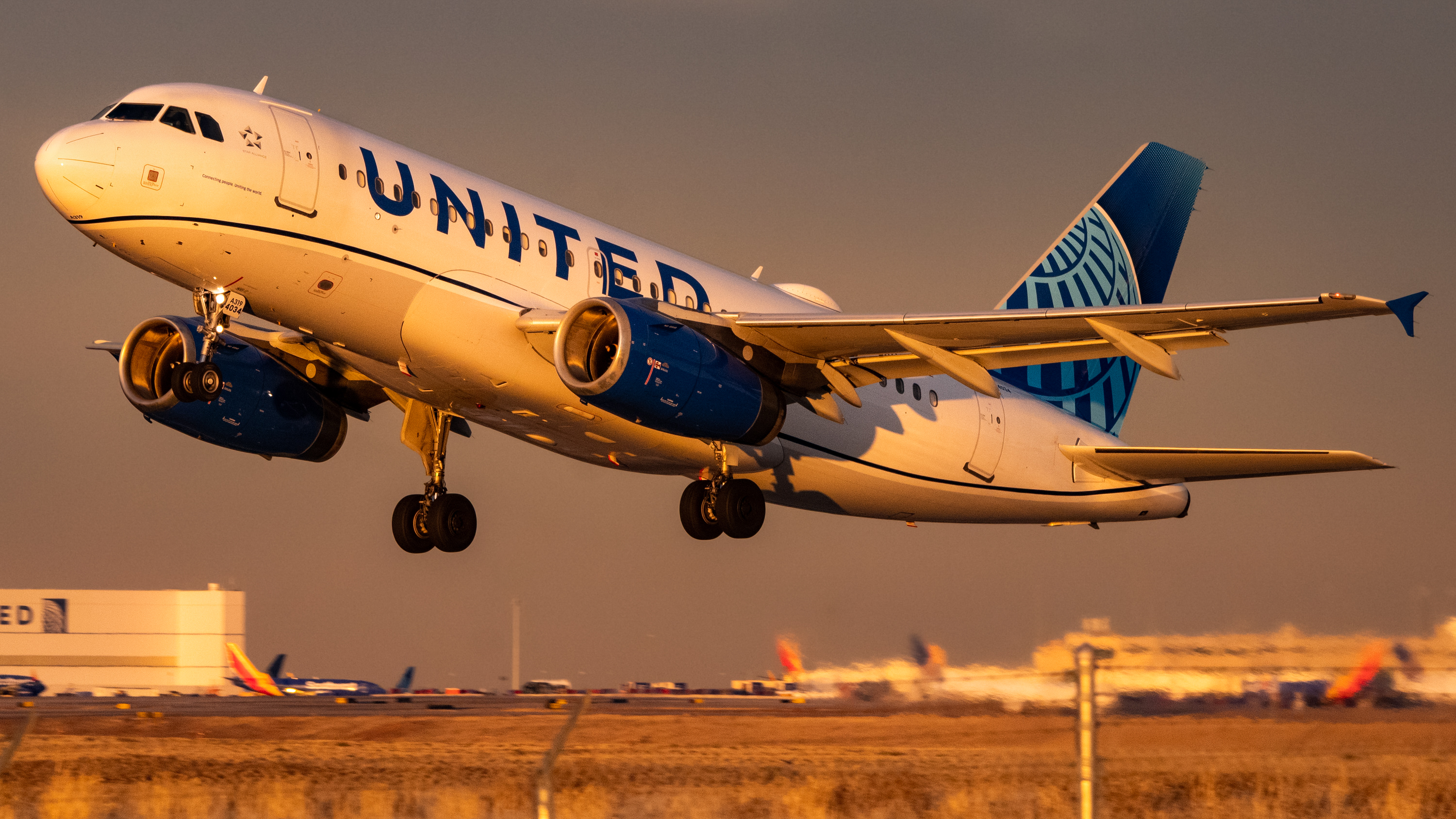 Full size: United Airlines Airbus A319 N834UA at Denver International Airport