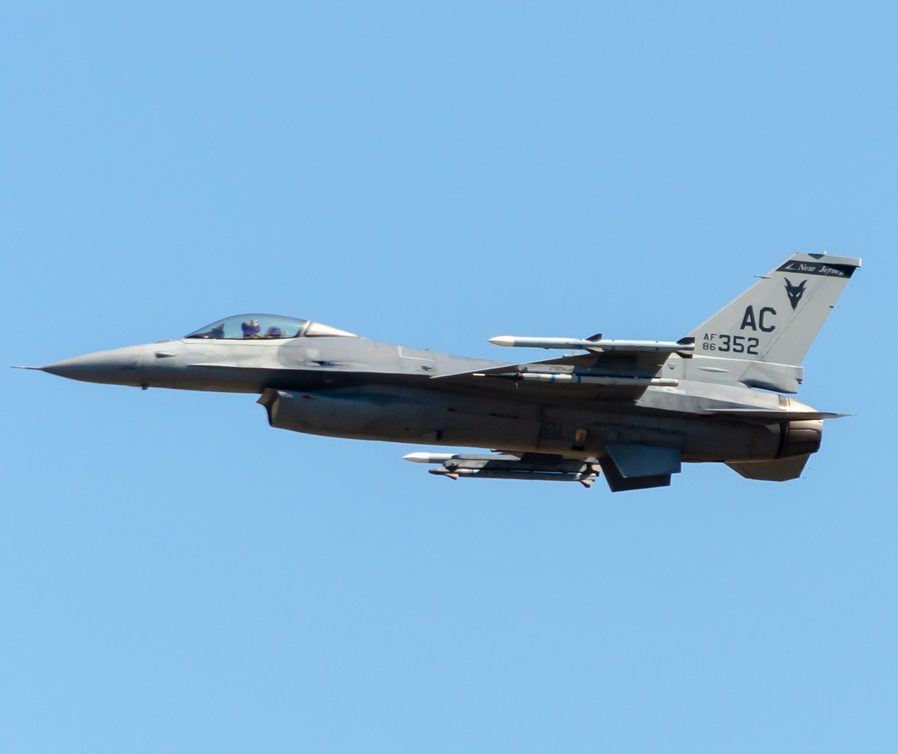 Full size: Air National Guard General Dynamics F-16 Fighting Falcon 86-0352 at Atlantic City International Airport