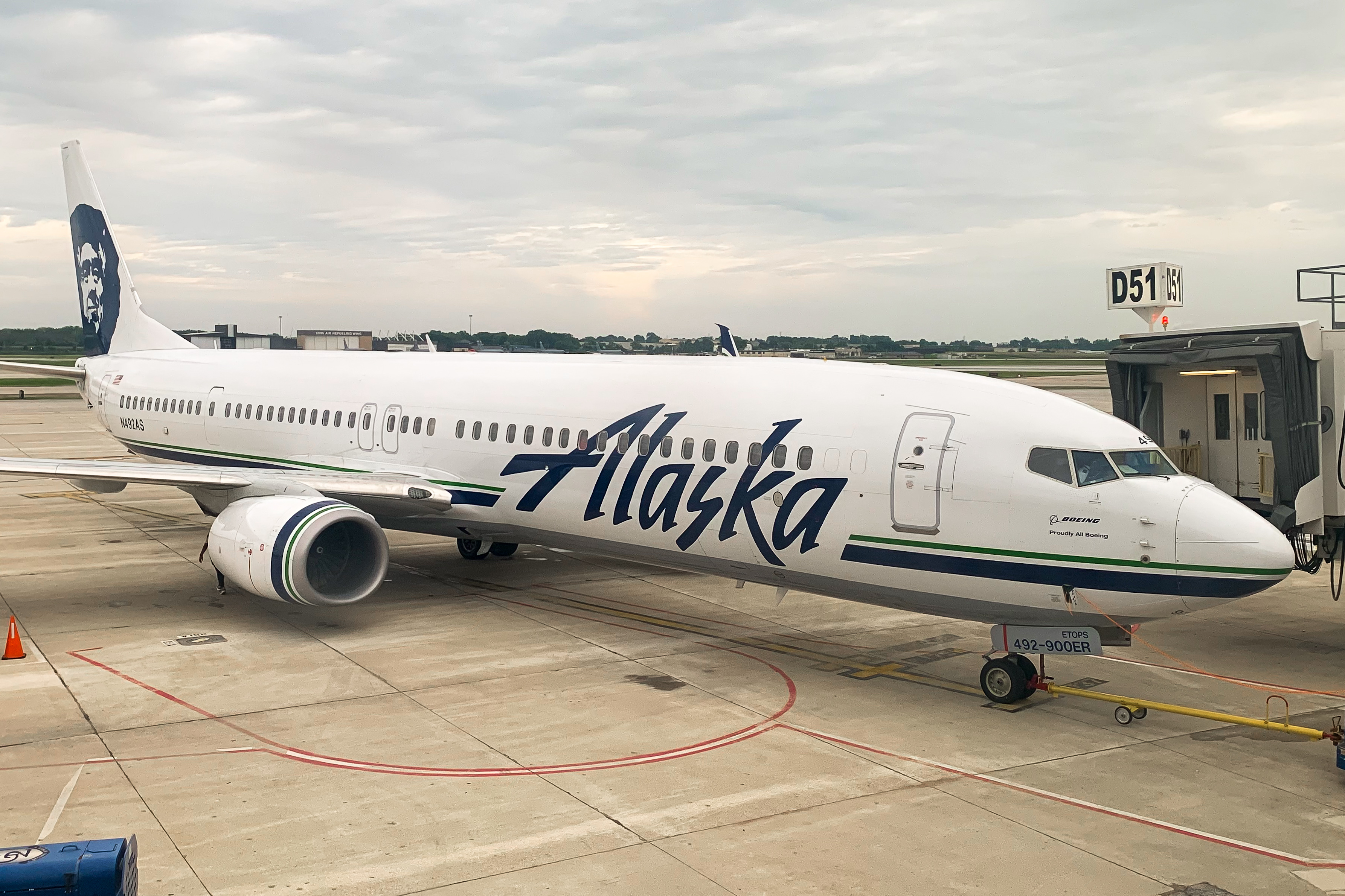 Full size: Alaska Airlines Boeing 737-900ER N492AS at General Mitchell International Airport