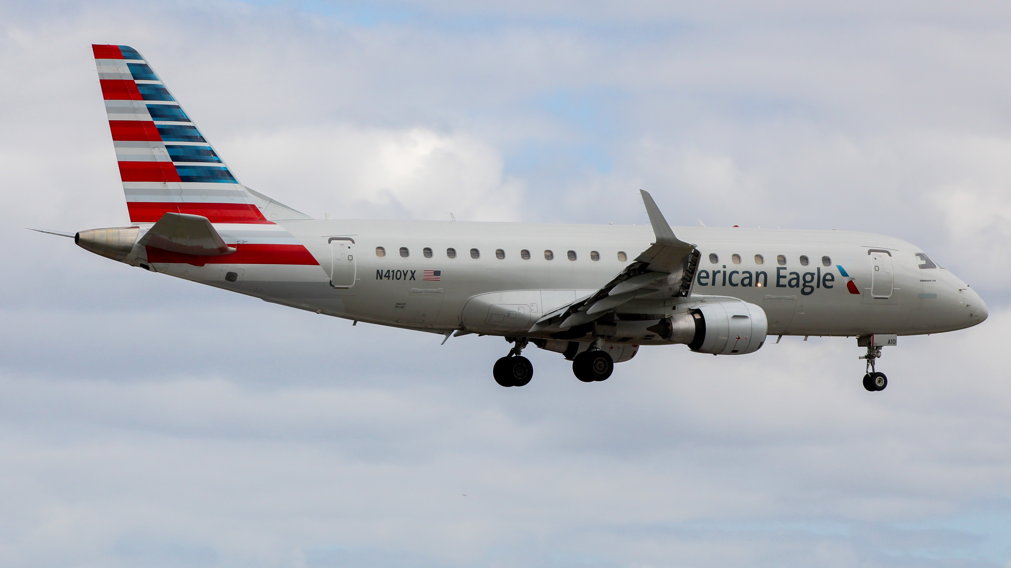 Full size: American Eagle Embraer E175 N410YX at Miami International Airport